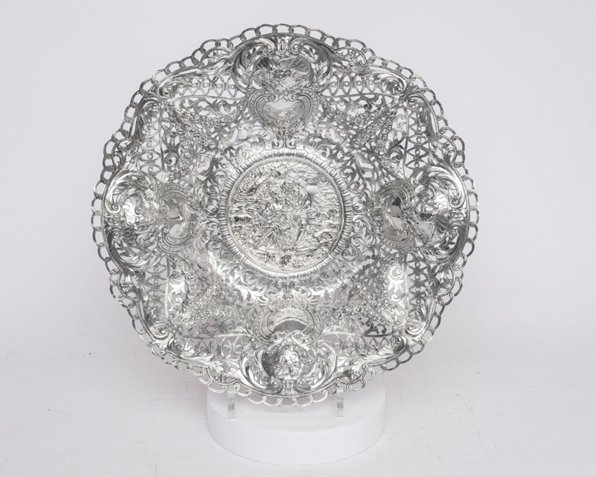 Korbschale, Silber 800, Hanau, Spiegel reliefiert mit einem galanten Paar in Landschaft, gebuckelte