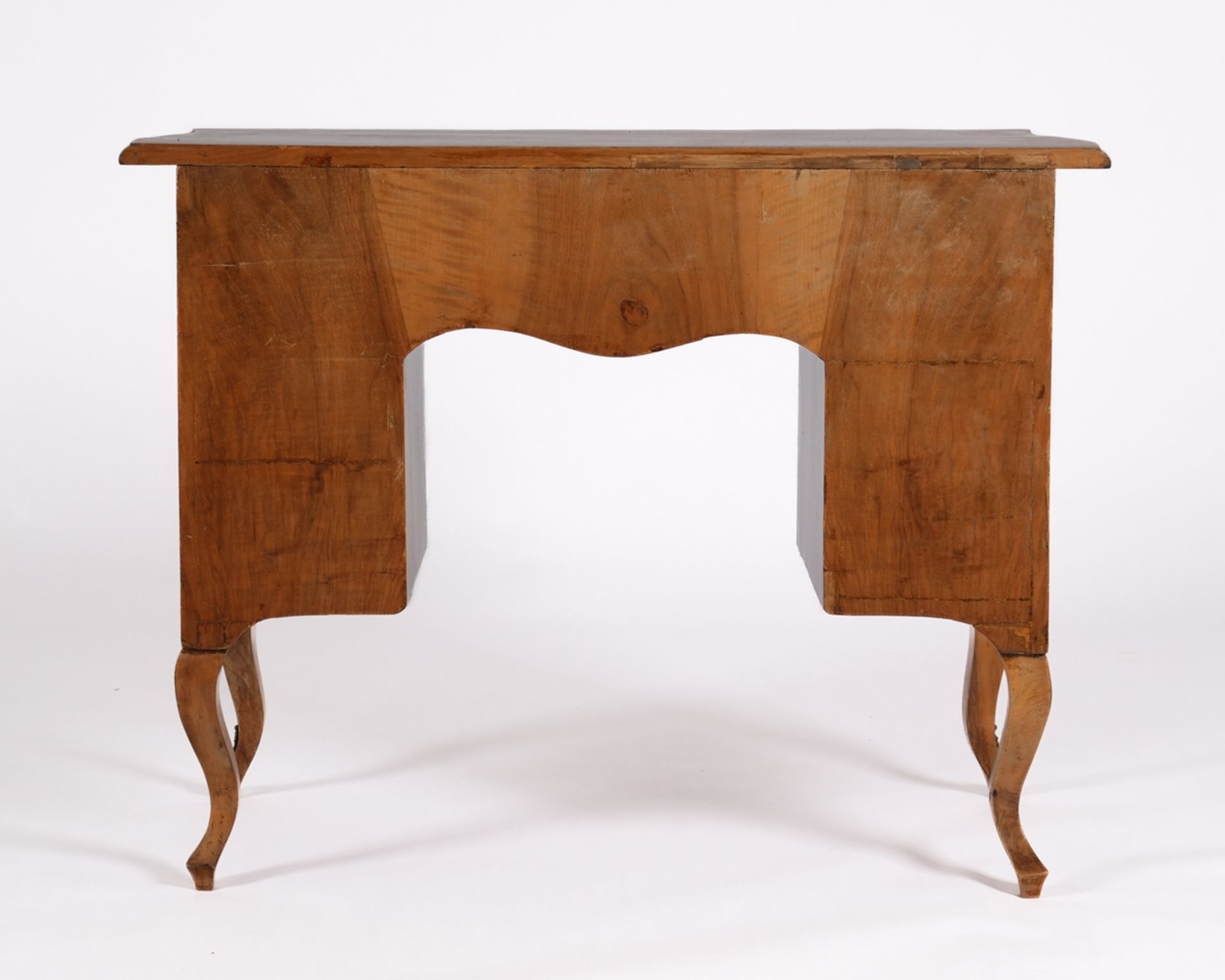 Schreibtisch im Dresdner Barock-Stil, um 1900, Nussbaum furniert, allseits geschweifter Korpus mit  - Bild 4 aus 4