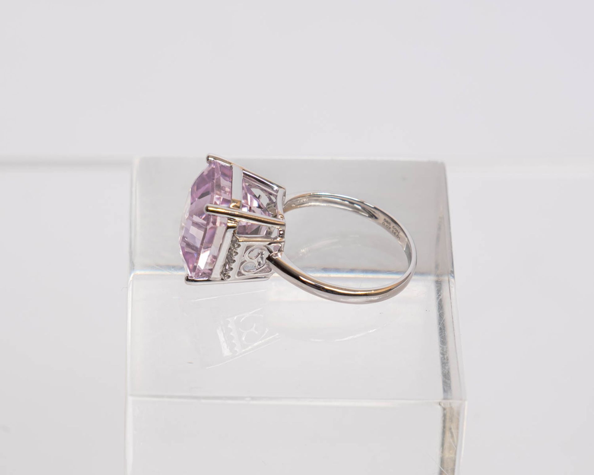 Ring, 14kt Weißgold, Kunzit ca. 14 ct., Diamanten zus. ca. 0.07 ct., etwa w/si, ca. 5.8 g, RM 55 - Bild 2 aus 3