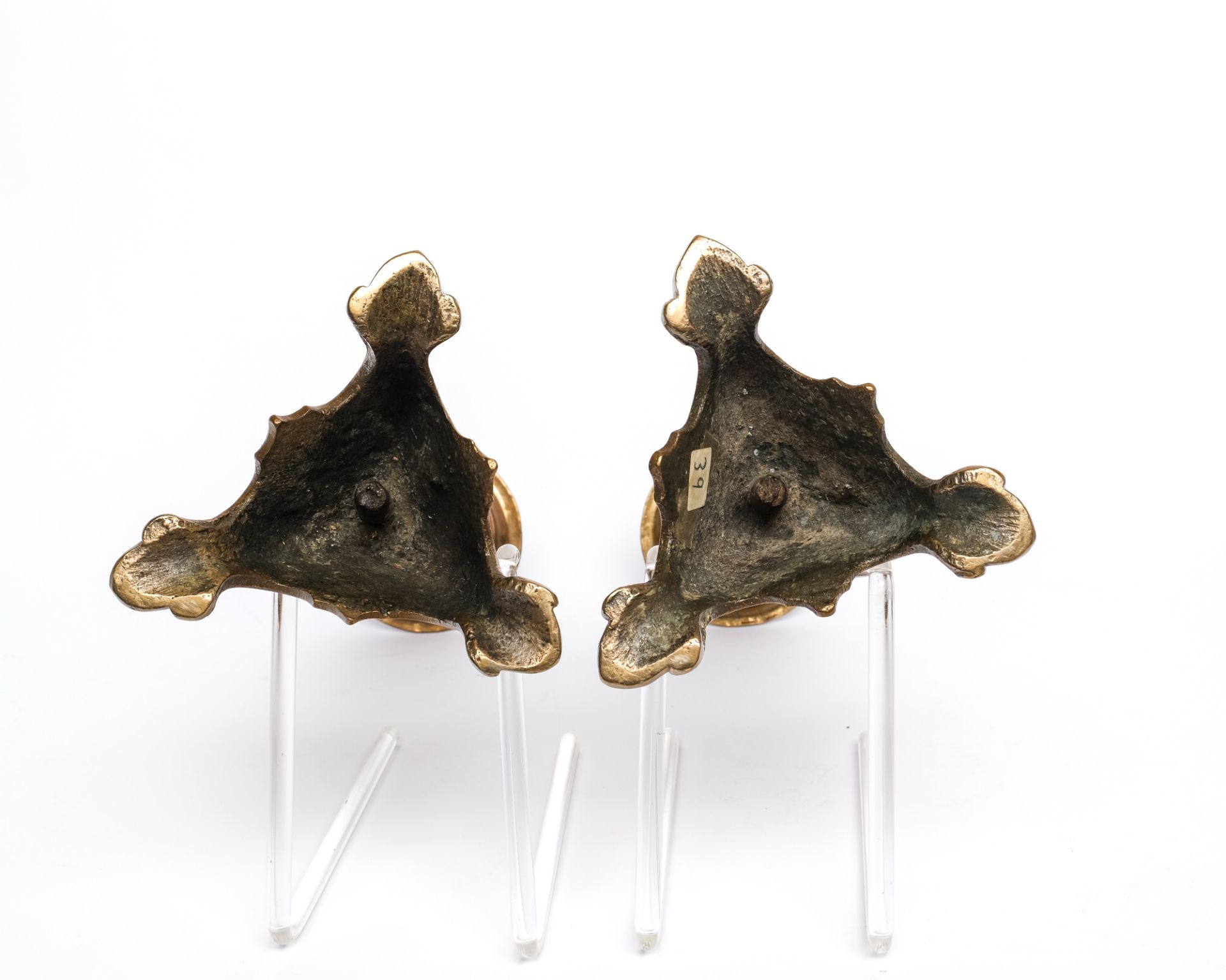 Paar Altarkerzenleuchter, 18. Jh., Messing, dreiseitiger Sockel auf Füßen, schlanker Balusterschaft - Bild 2 aus 2