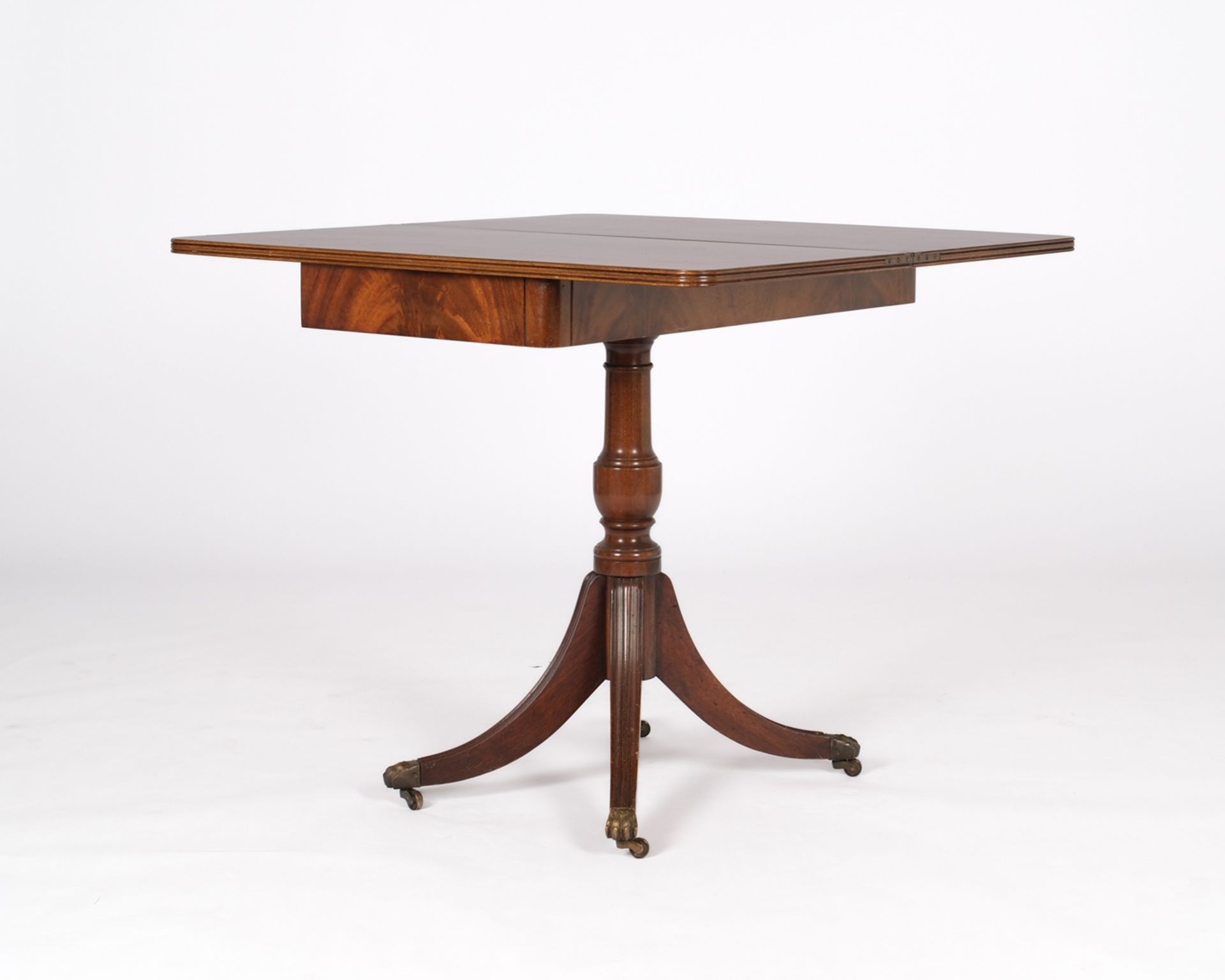 Spieltisch, England, 20. Jh., Mahagoni, Platte dreh- u. aufklappbar, Balusterschaft über vierpassig - Bild 4 aus 5