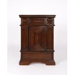 Barocker Halbschrank, wohl 18. Jh., Nussbaum massiv, eintüriger Korpus mit einem Schub unter der Pl