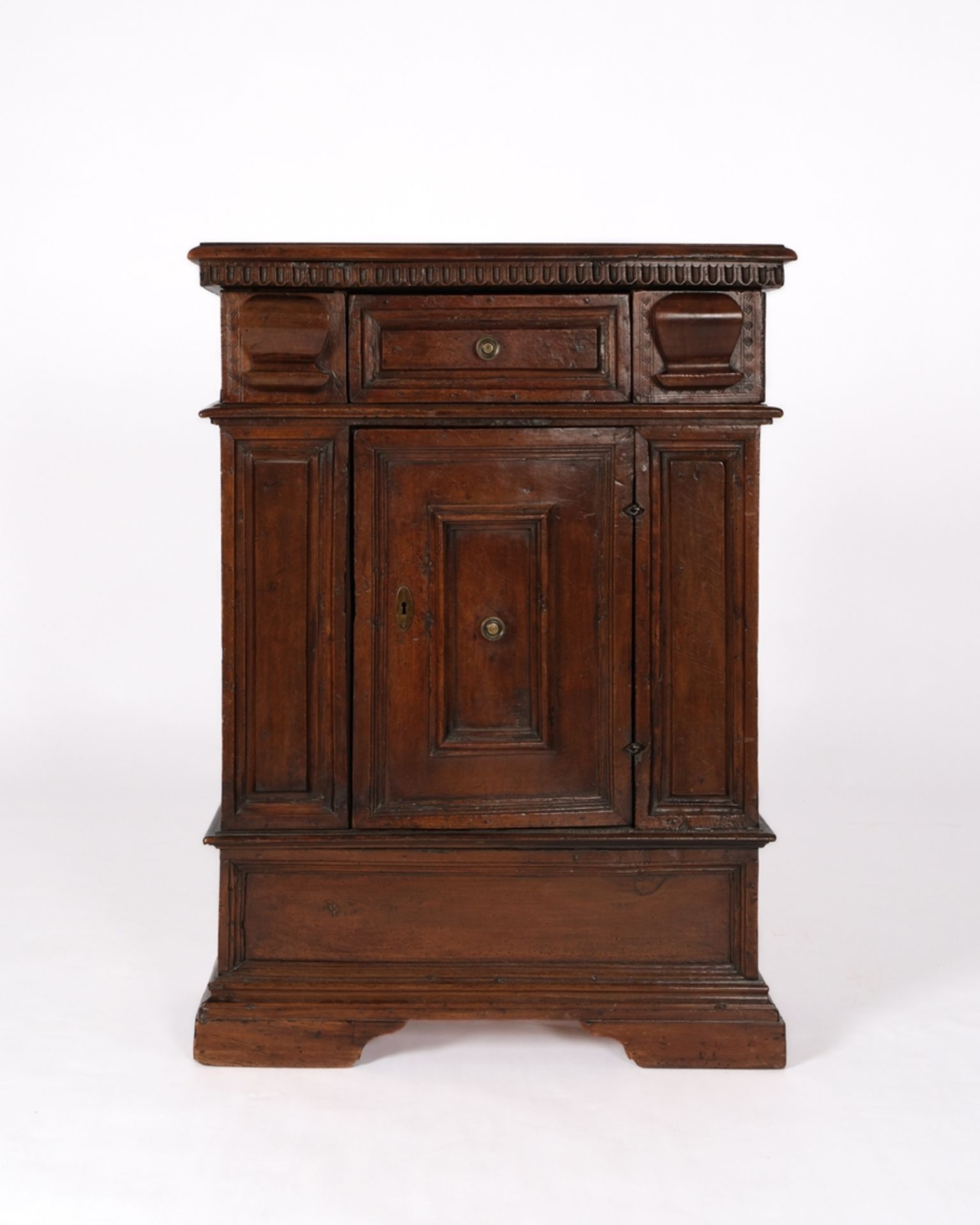 Barocker Halbschrank, wohl 18. Jh., Nussbaum massiv, eintüriger Korpus mit einem Schub unter der Pl