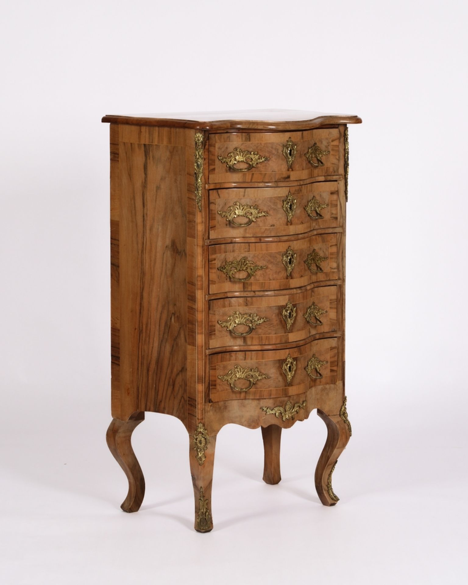 Pfeilerkommode im Dresdner Barock-Stil, um 1900, Nussbaum furniert, allseits geschweifter Korpus mi - Bild 2 aus 4
