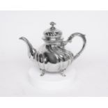 Teekanne, Silber 925, Wilkens, auf vier Füßen die Wandung mit gedrehten Zügen, geschwungener Röhren