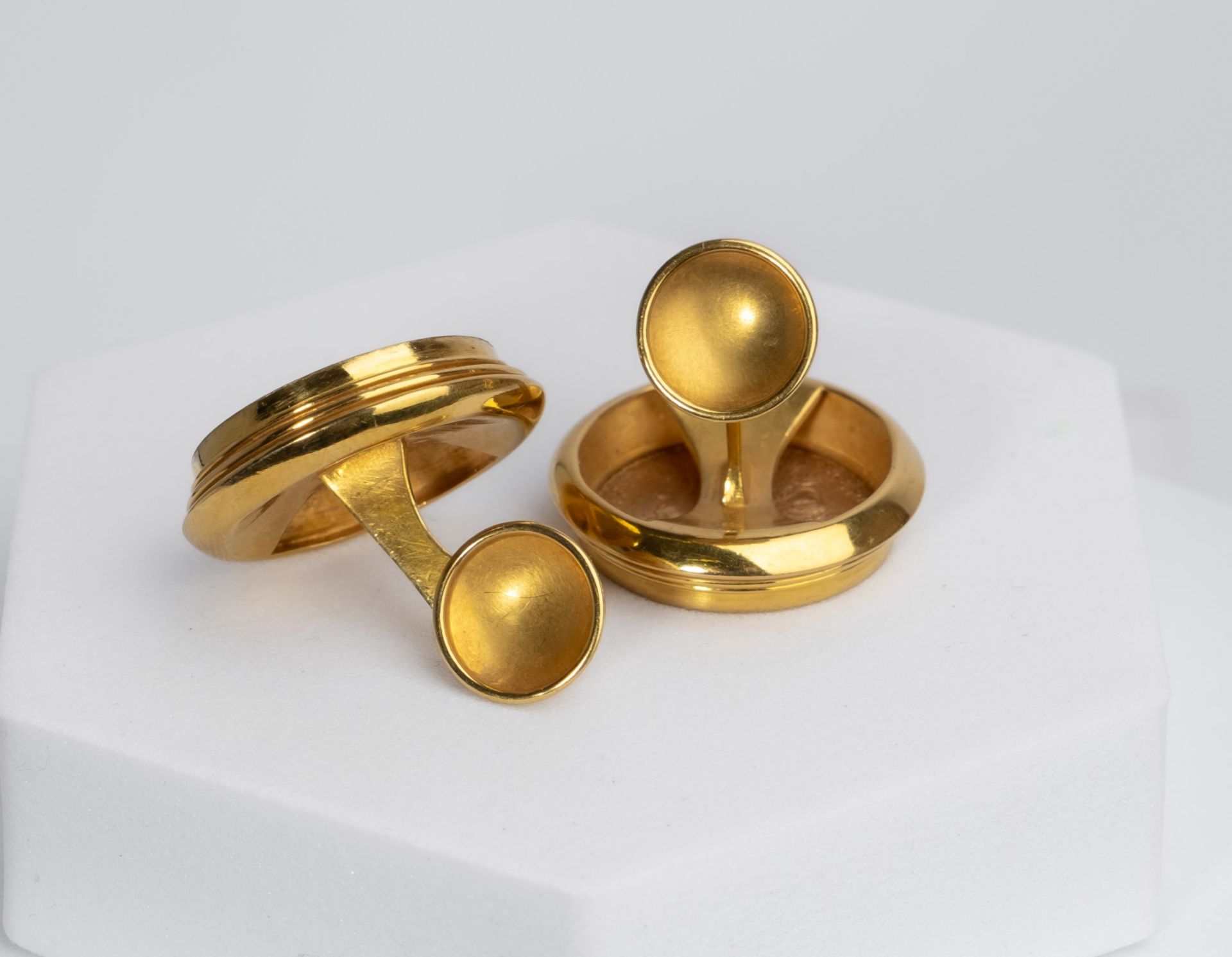 Paar Manschettenknöpfe, 18kt Gelbgold, 2 Münzen 20 Francs 1911 Gallischer Hahn, zus. ca. 35.5 g - Bild 2 aus 2