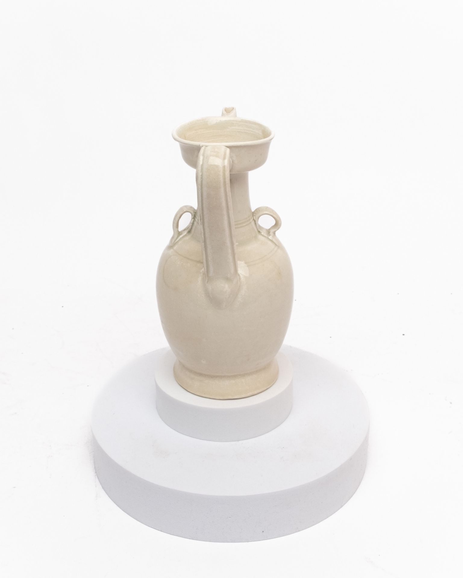 Kanne, China, Yueyao-Typ, helle Seladonglasur, ovoider Körper, taillierter Hals, gebogener Röhrenau - Bild 2 aus 3