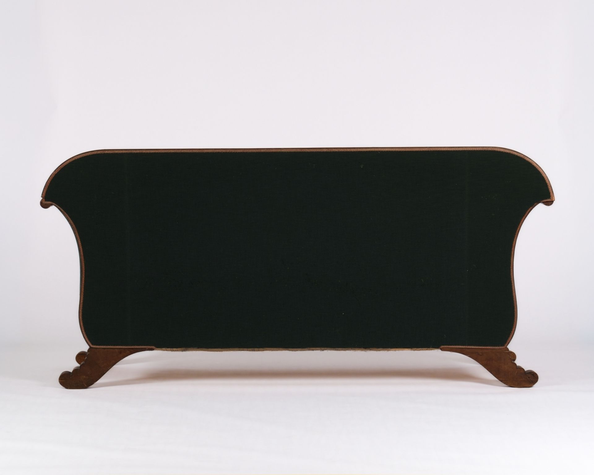 Biedermeierliches Sofa, 1. Viertel 19. Jh., Kirschbaum, allseitiger grüner Polsterbezug, frei stell - Bild 3 aus 3
