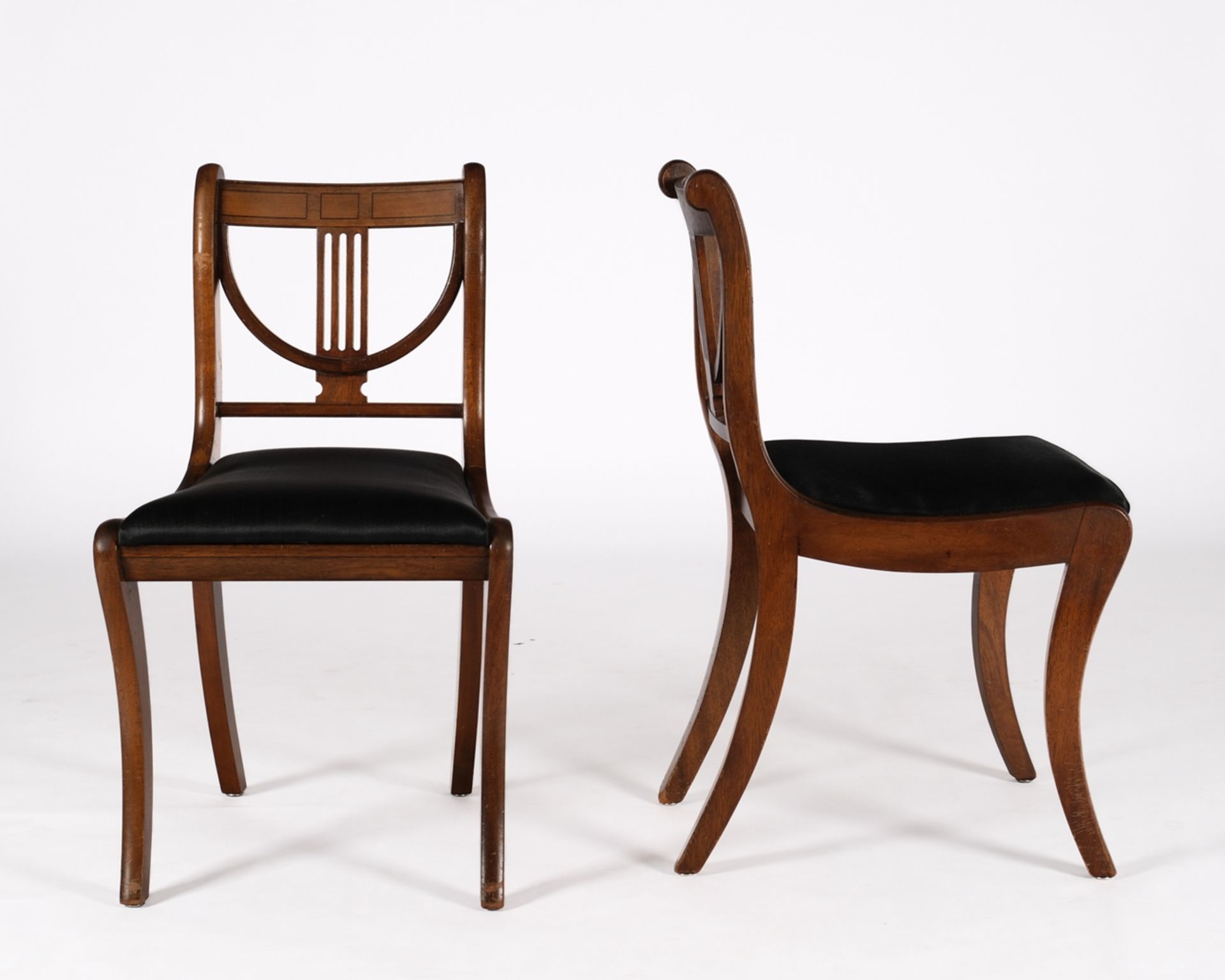 Paar Stühle, England, 20. Jh., Mahagoni, Säbelbeine, schwarze Polsterbezüge in Rosshaar, H. je 83 c - Bild 2 aus 4