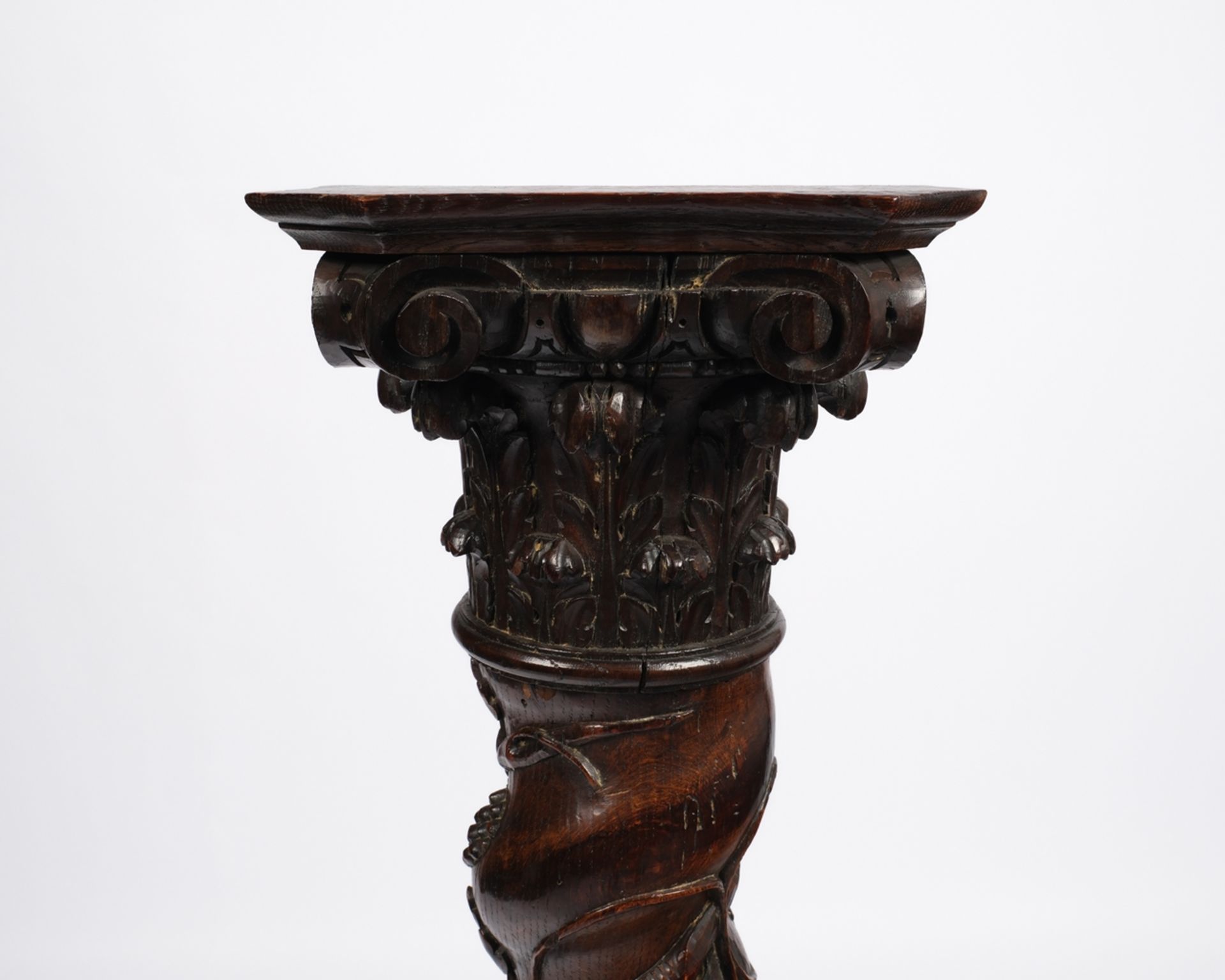 Ziersäule mit Weinlaub, Eiche geschnitzt, über profilierter Basis im unteren Drittel mit Reliefschn - Bild 3 aus 3