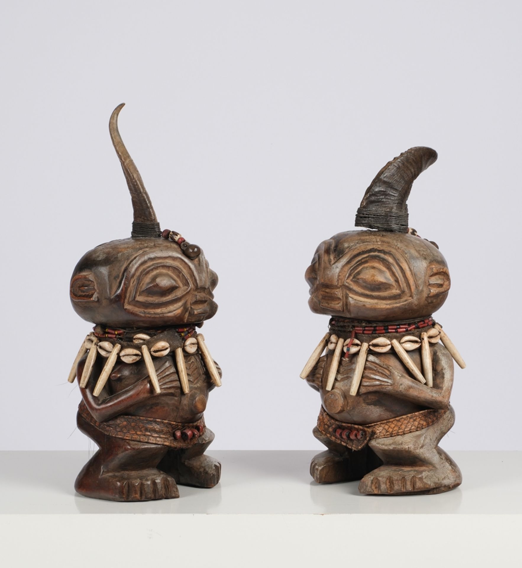 Paar Wächterfiguren, Sambia, Afrika, Holz, patiniert, kugelige Köpfe mit Hornaufsatz, die Hände vor - Bild 2 aus 5