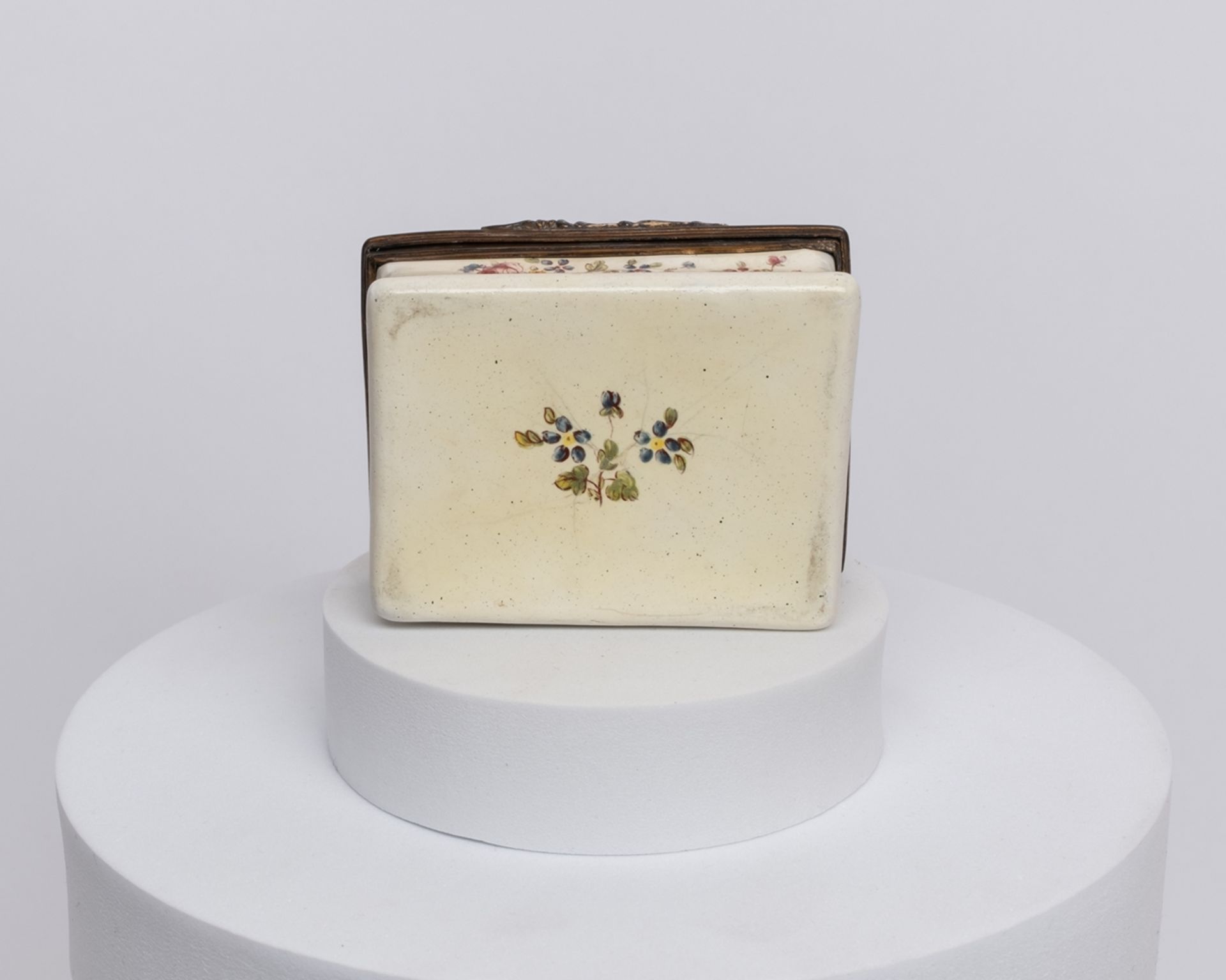 Tabatière, deutsch, 18. Jh., Email auf Metall, rechteckig, Seiten konkav eingezogen, weißgrundig, a - Bild 4 aus 4