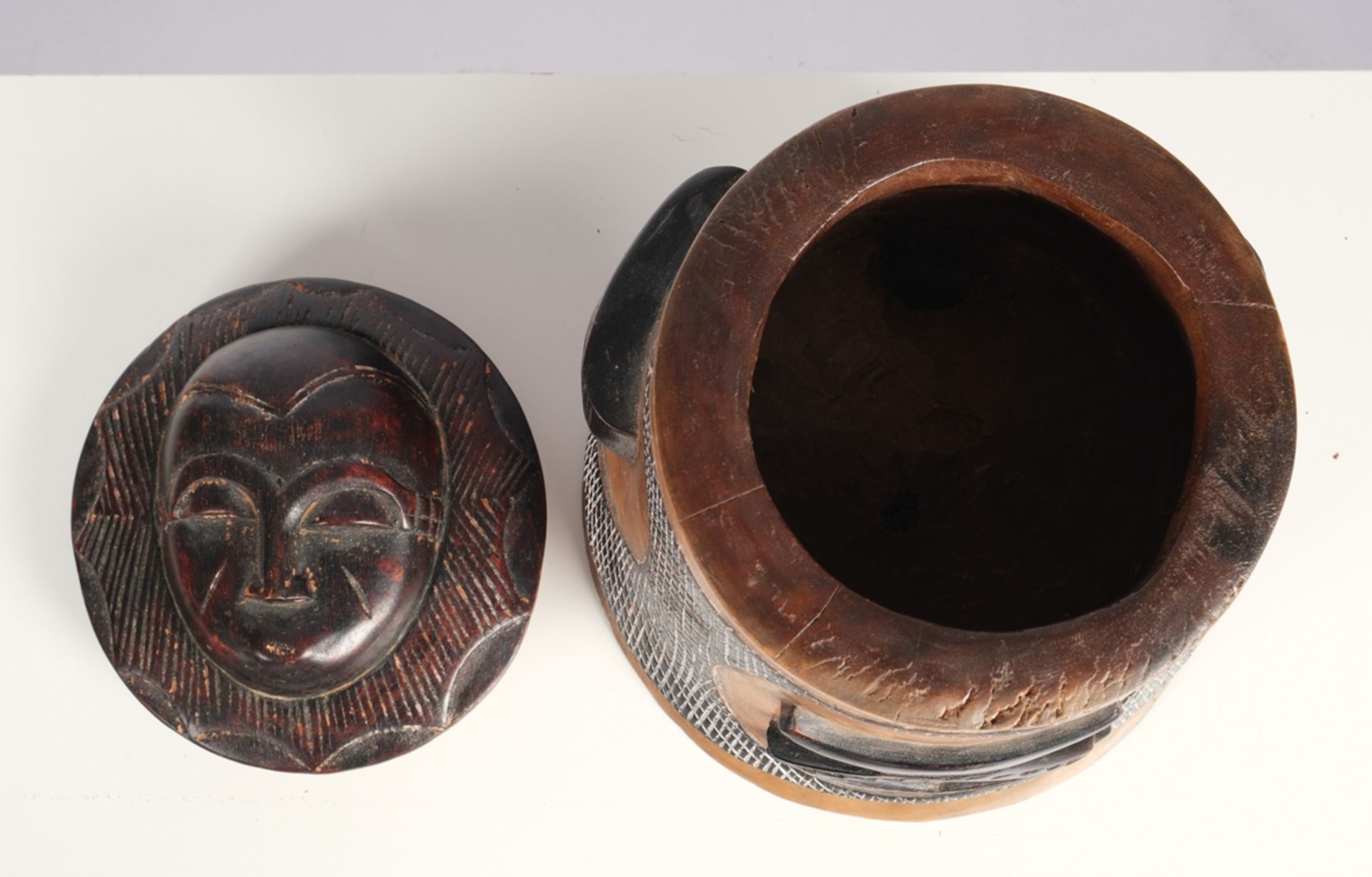 Mausorakeltopf, Afrika, Holz, geschnitzt, teils schwarzbraun eingefärbt, weiß eingeriebenes Netzmus - Bild 4 aus 4