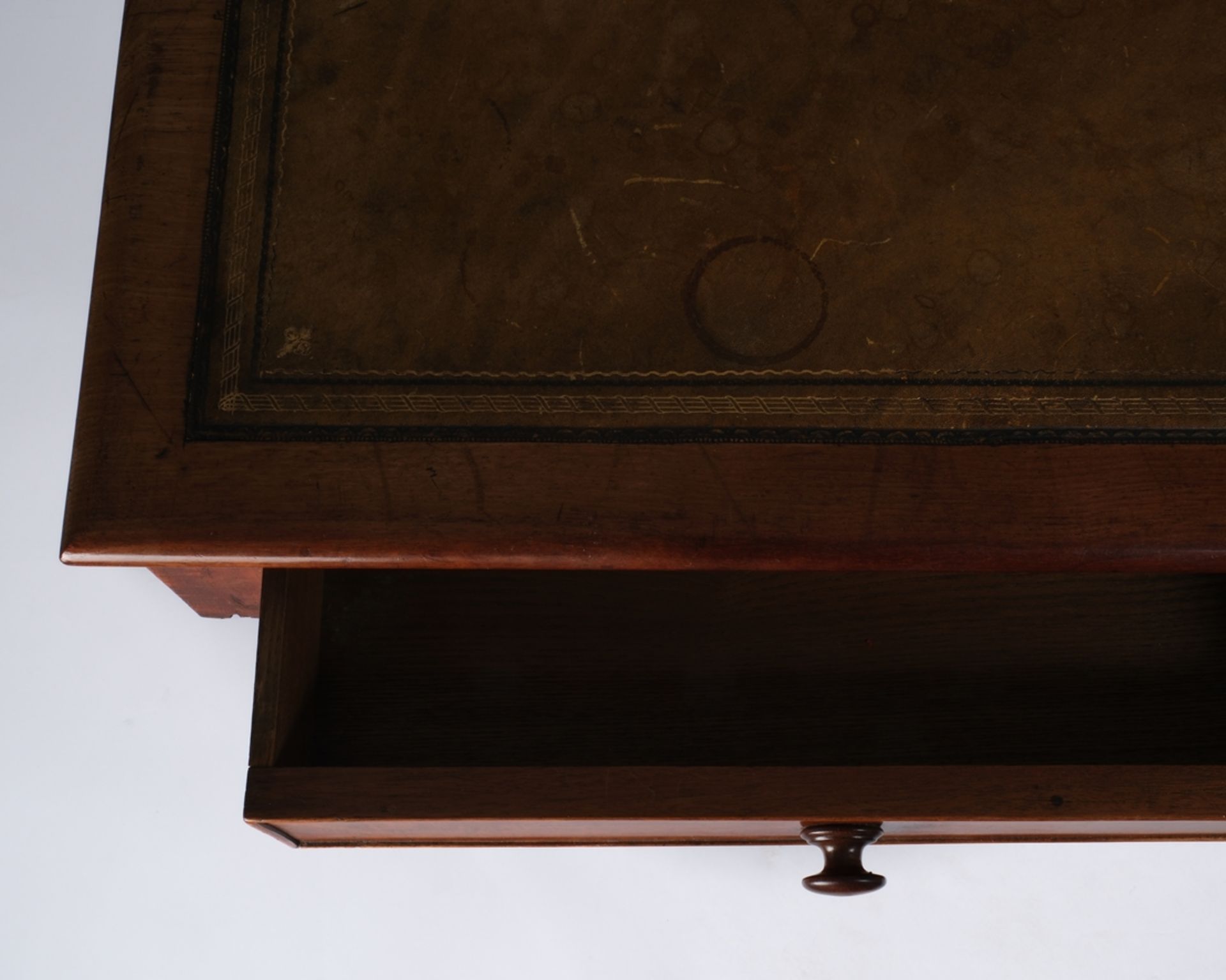 Viktorianischer Schreibtisch, England, Mitte 19. Jh., Mahagoni, rechteckige Platte mit grüner Leder - Bild 5 aus 5