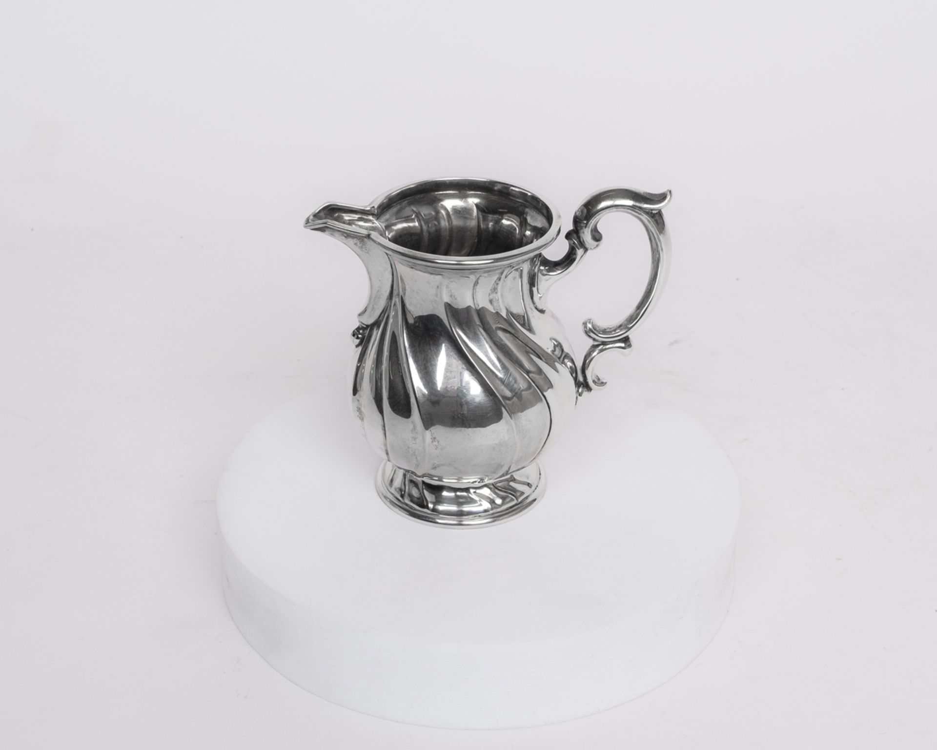 Kaffeekanne, Sahnegießer, Zuckerdose, Silber 800, Koch & Bergfeld, bauchige Gefäße auf Standfuß mit - Bild 3 aus 5