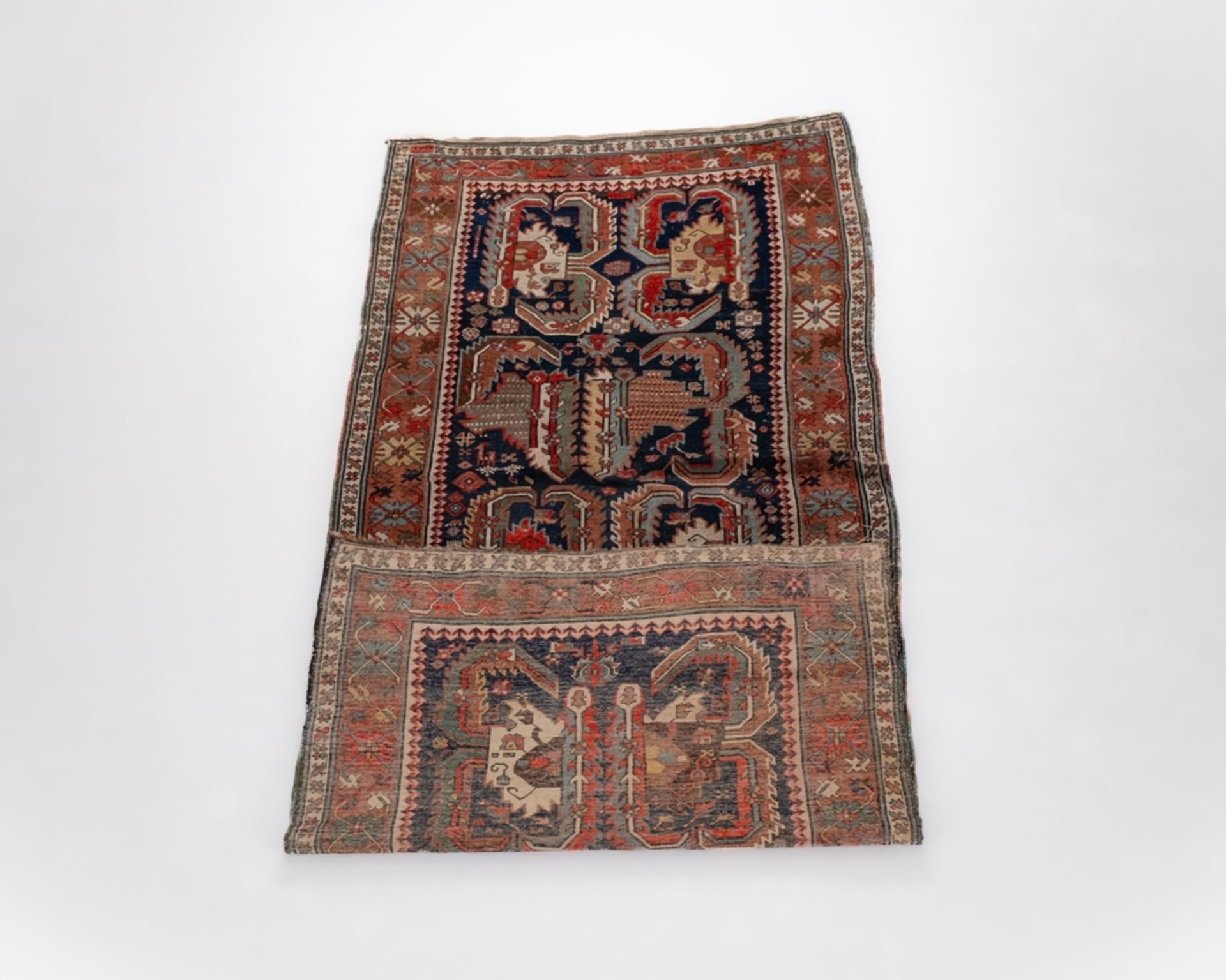 Karabagh- oder Gendje-Kasak, Kaukasus, dat. 1345 AH (= 1926/7) und signiert, Krabben-Medaillons, ca - Bild 3 aus 3