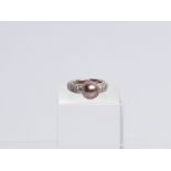 Ring, 18kt Weißgold, 1 Peacock-Perle ø ca. 11 mm, Brillantbesatz zus. ca. 0.57 ct., ca. 13 g, RM 58