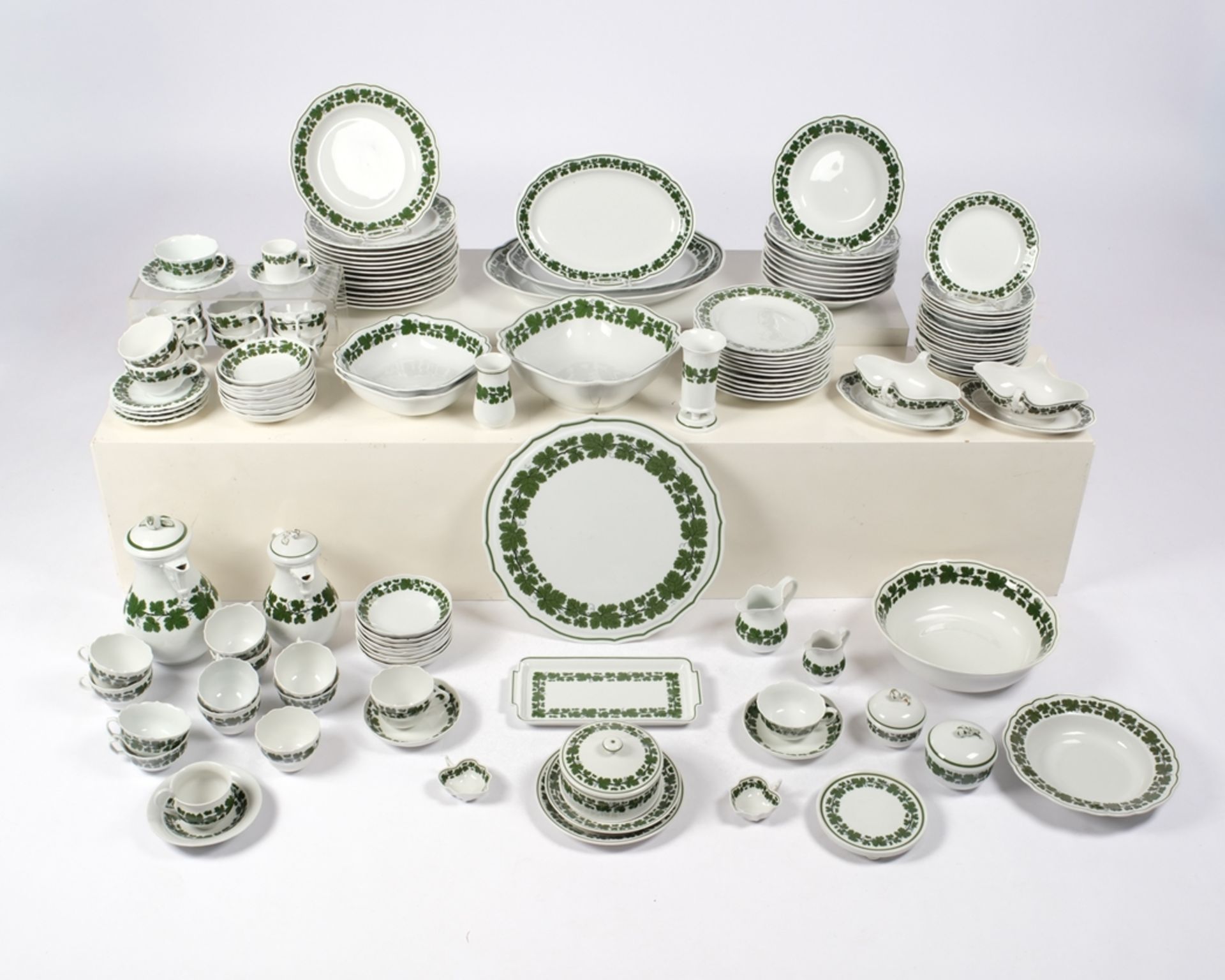 Service, 127-tlg., Meissen, Schwertermarke, meist 20. Jh., 1./2. Wahl, Weinlaub: 11 Vorspeiseteller