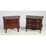 2 Modellkommoden im Stil des Barock, 20. Jh., einmal mit aufklappbarer Platte, 24 x 29 x 15 cm und 