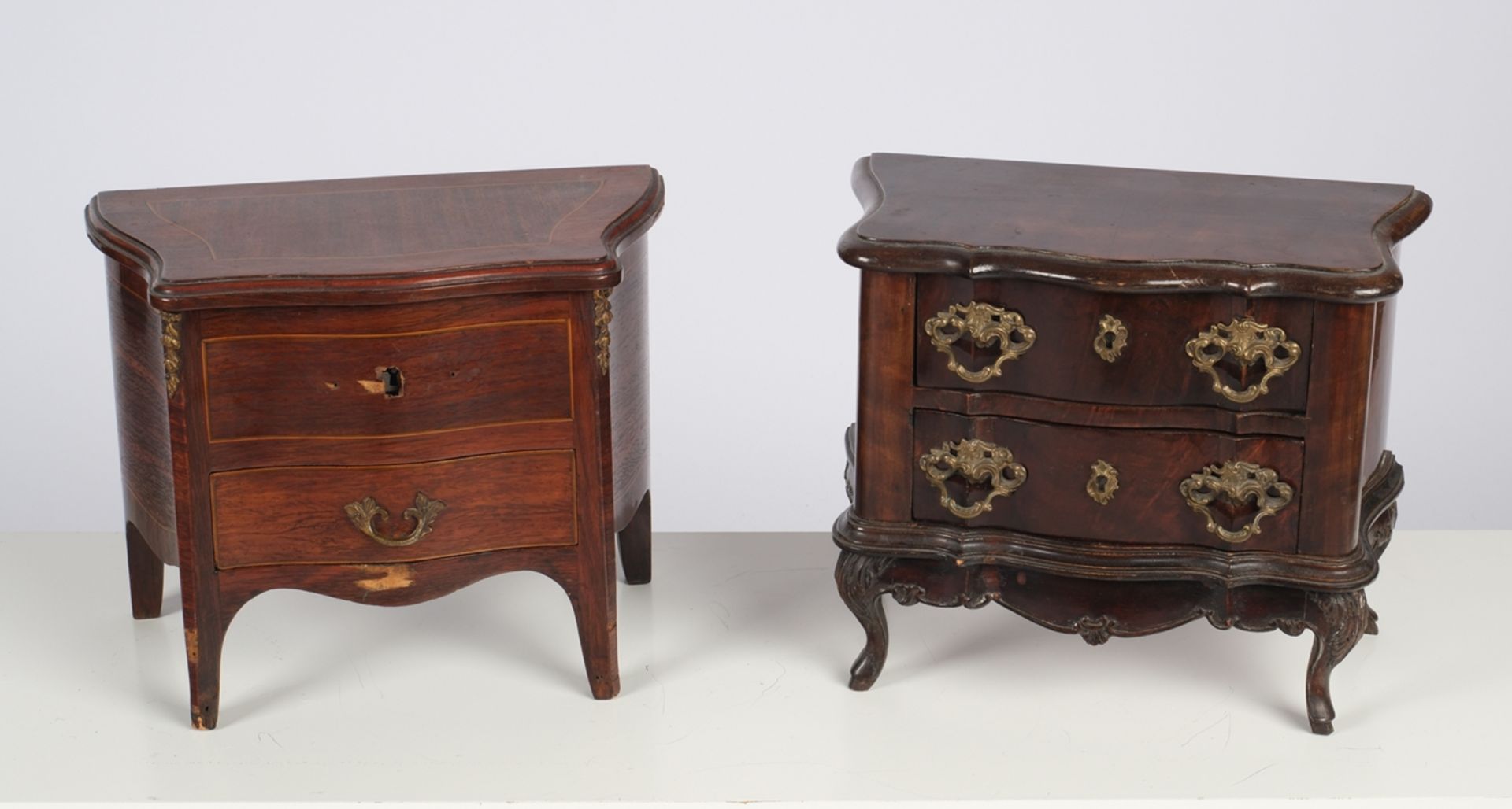 2 Modellkommoden im Stil des Barock, 20. Jh., einmal mit aufklappbarer Platte, 24 x 29 x 15 cm und 