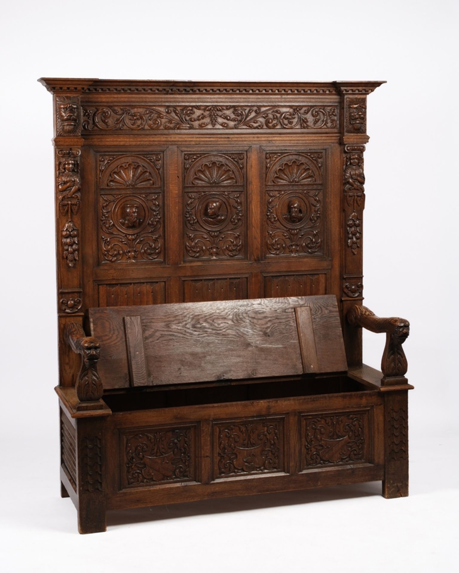 Truhenbank der Neorenaissance, Historismus, 2. Hälfte 19. Jh., Eiche, dreisitziger Bankkorpus mit a - Bild 3 aus 7