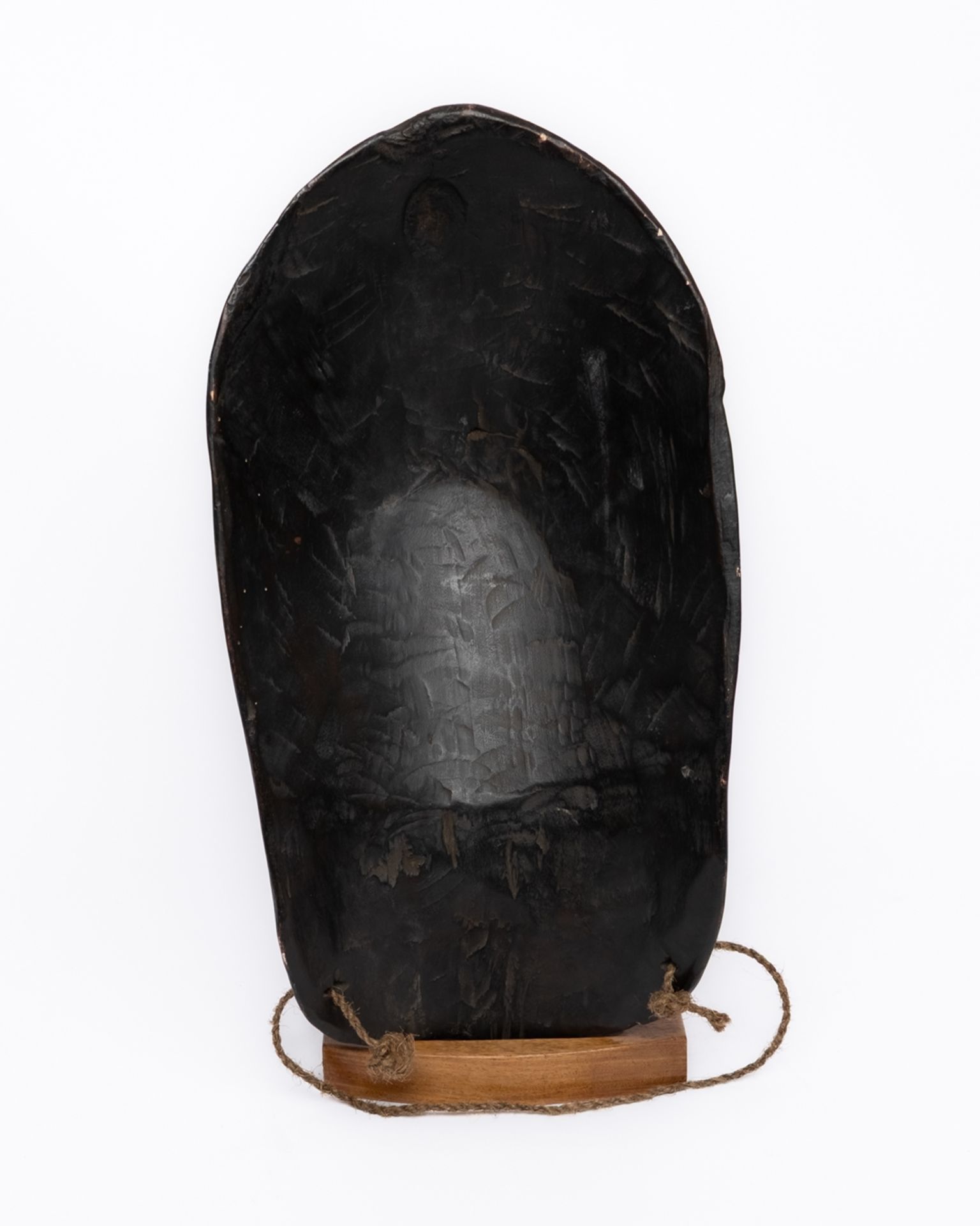 Leibmaske, weiblich, Afrika, 20. Jh., Holz, dunkel patiniert, Nabelzier, ausgehöhlt, 44.5 cm hoch. - Bild 2 aus 2