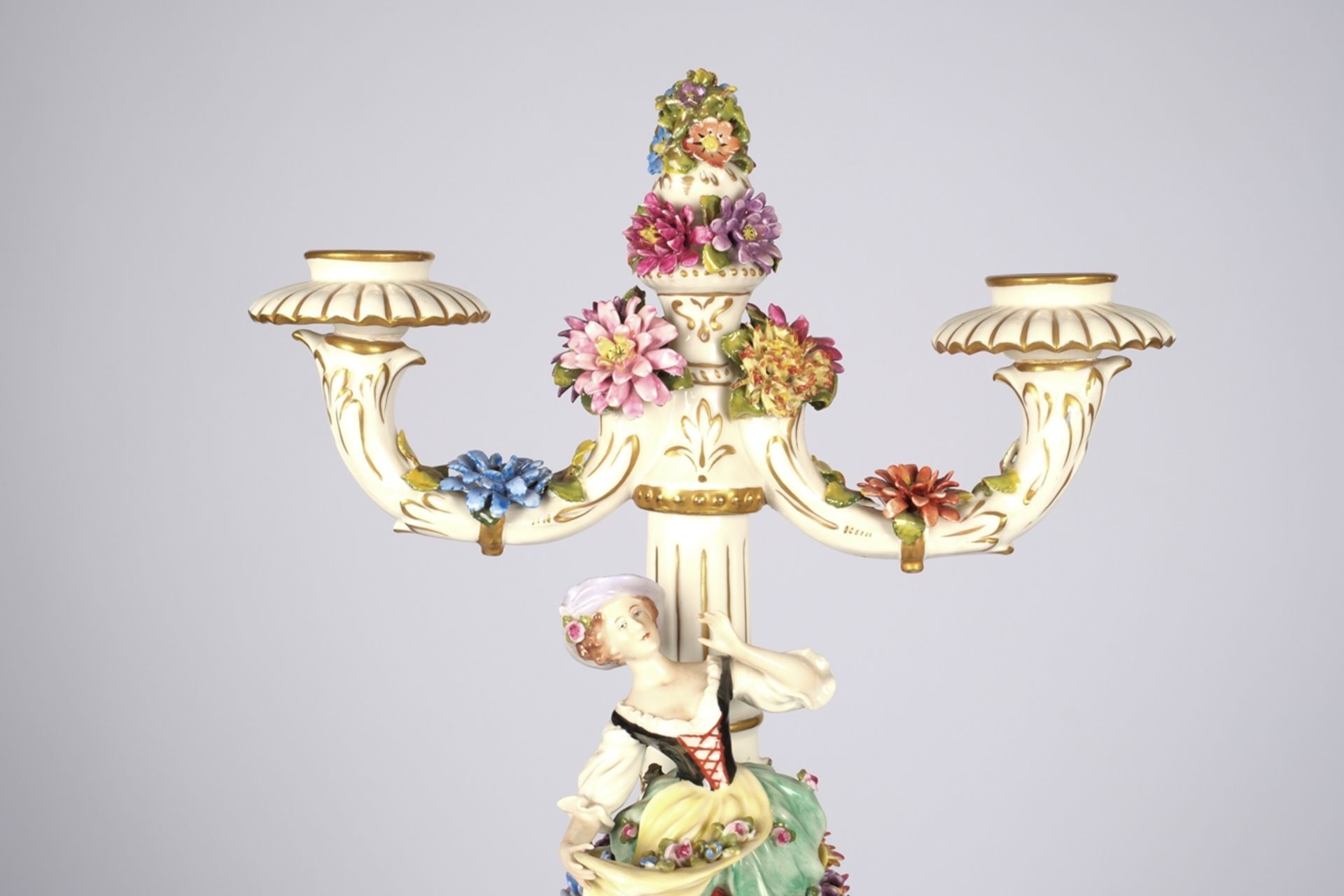 Figurenleuchter, "Gärtnerin", Volkstedt, Ackermann & Fritze, polychrom und goldstaffiert, auf runde - Bild 2 aus 4