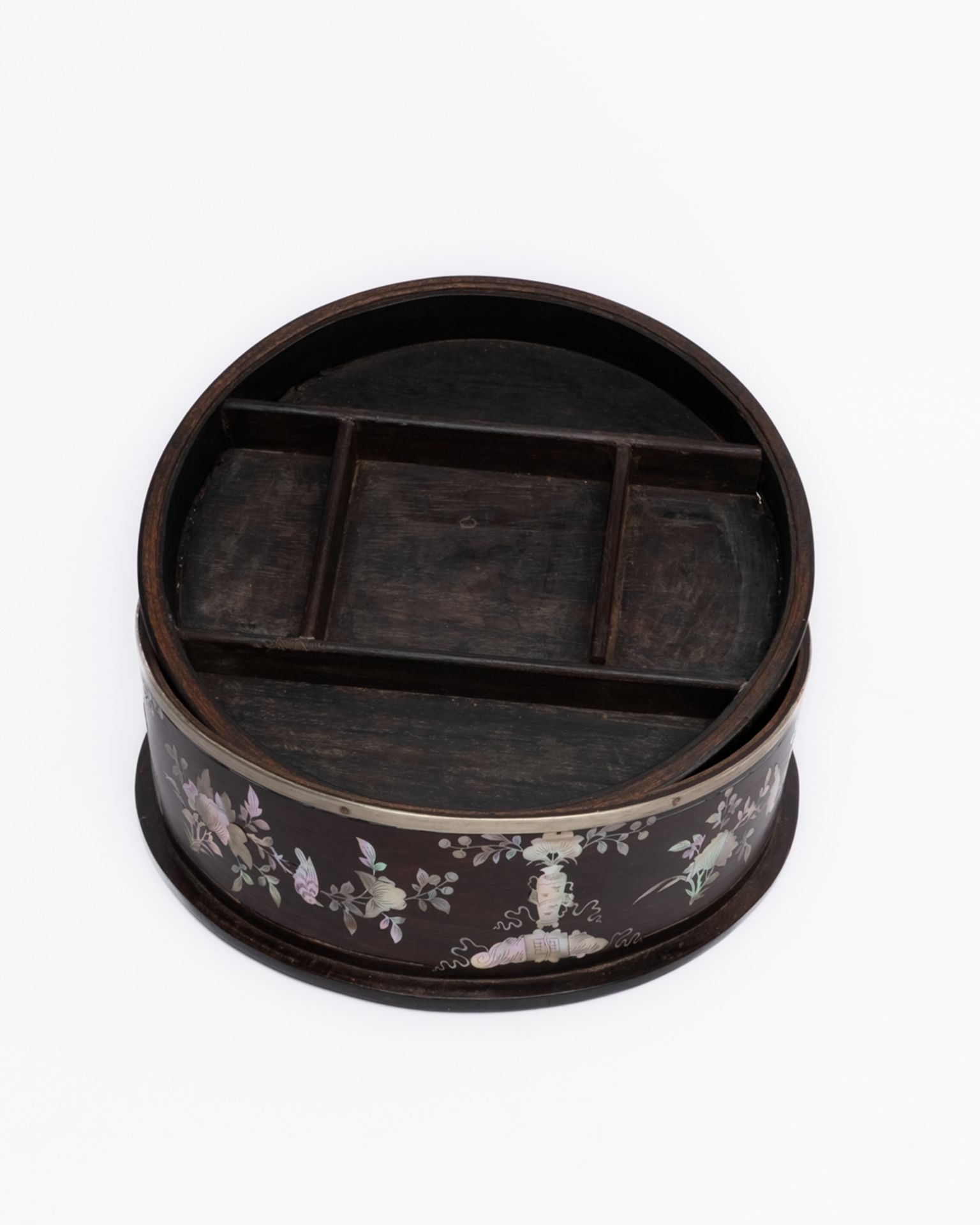 Speisebehälter, Vietnam, Ende 19. Jh., Holz, Perlmuttintarsien mit figuraler Landschaft, Blüten und - Bild 2 aus 5