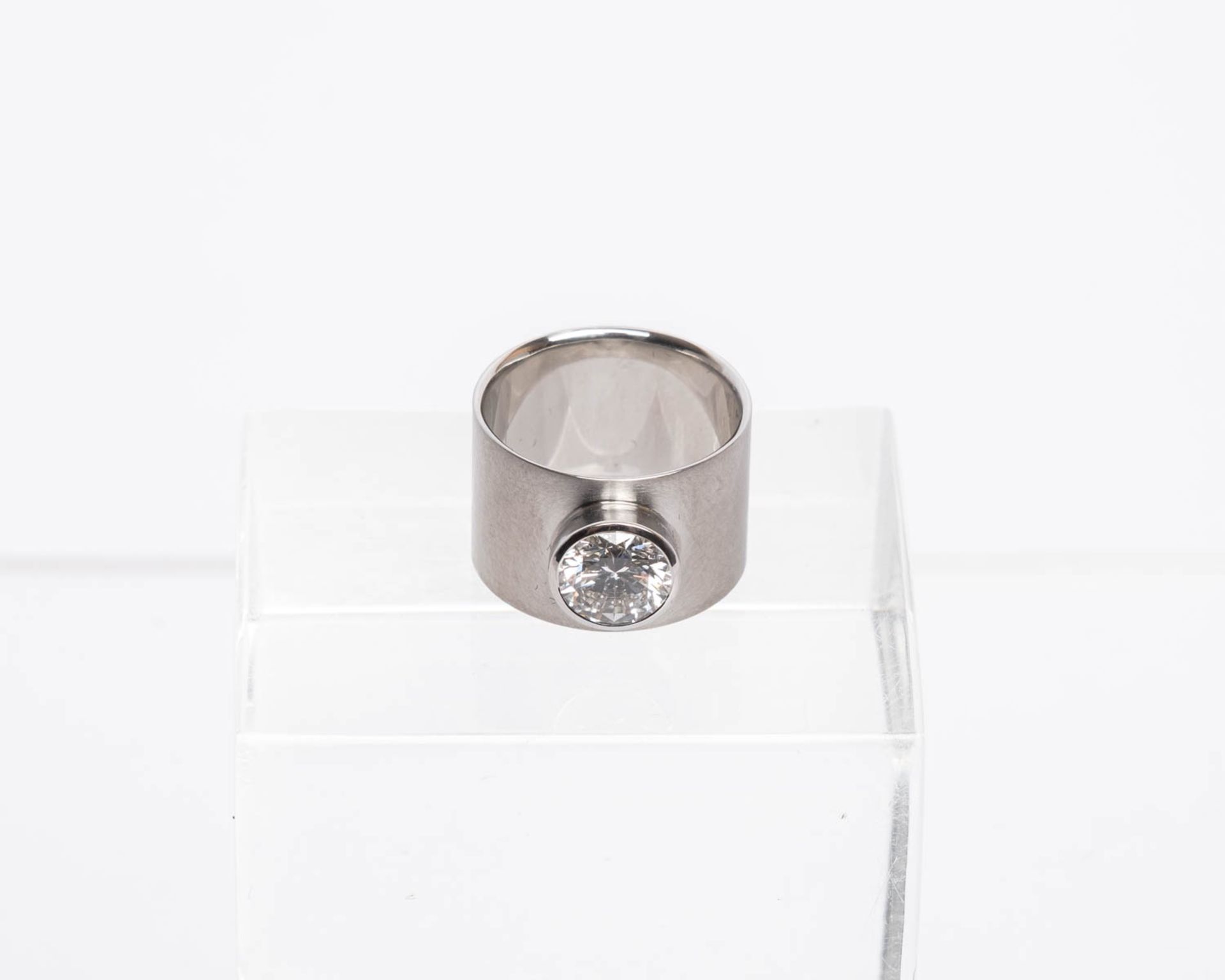 Solitär-Ring, 950 Platin, Brillant 2.01 ct., G/si1, Atelier Georg Spreng, ca. 16.6 g, RM 52. - Bild 2 aus 4