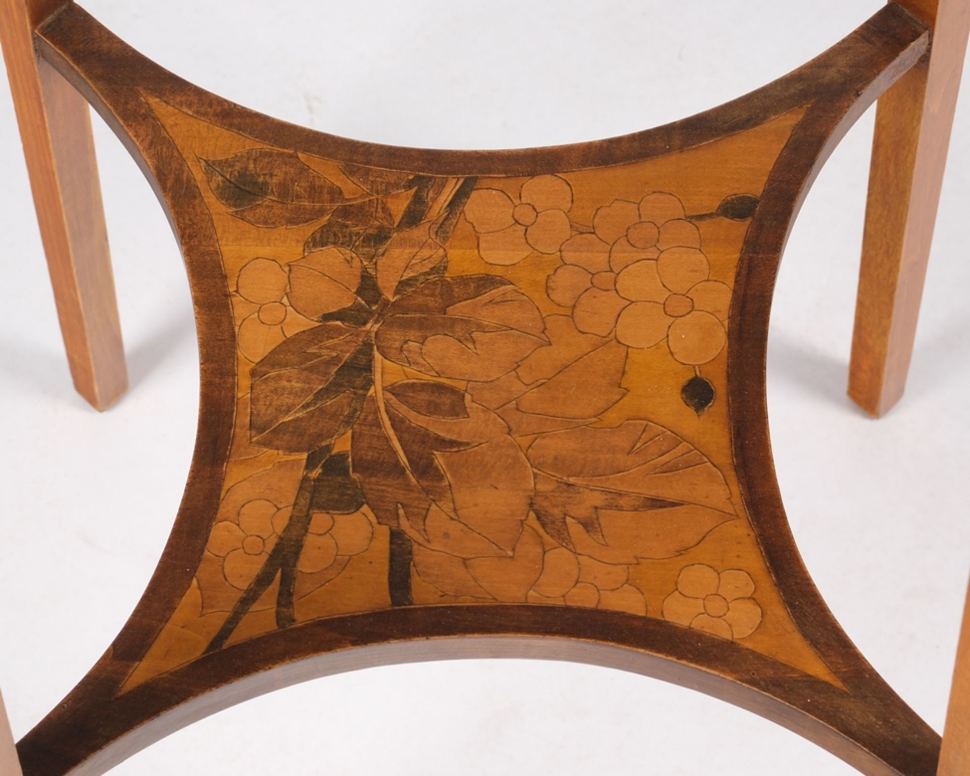 Runder Beistelltisch, Jugendstil, 1. Viertel 20. Jh., signiert A. Heitz, runde Platte auf vier koni - Bild 5 aus 6