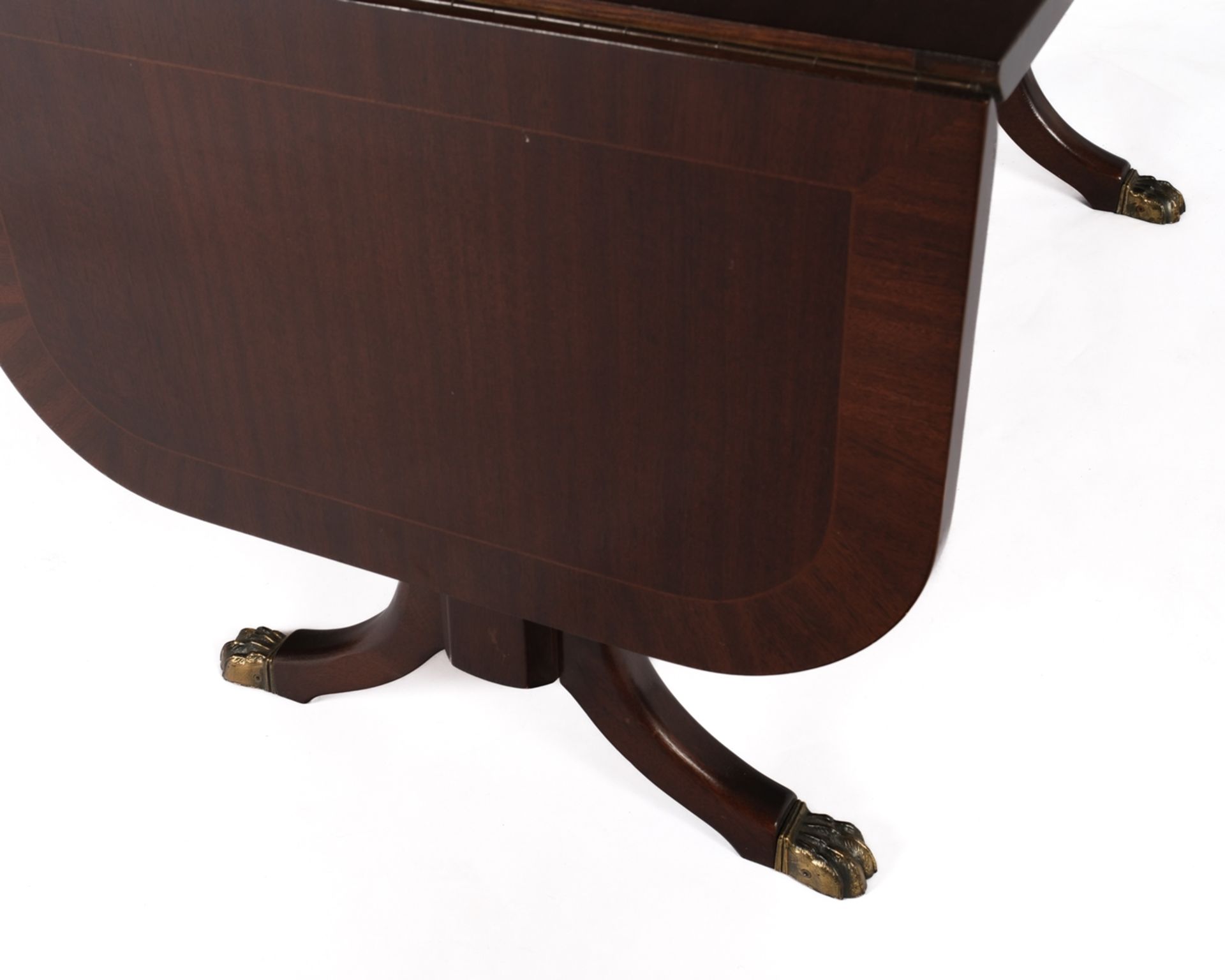 Kleiner Drop-Leaf-Table im englischen Stil, 20. Jh., Mahagoni furniert, Seiten klappbar, 43.5 x 84  - Bild 4 aus 4