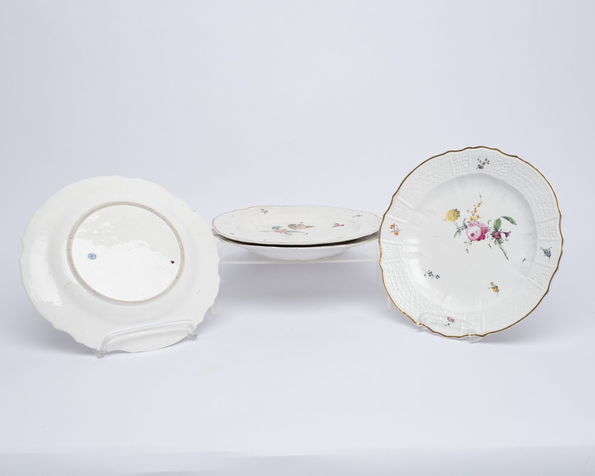 4 Speiseteller, Höchst, 1763-1796, Alt-Brandenstein, bunte Blumen, Goldrand, ø 24.5 cm, je restauri