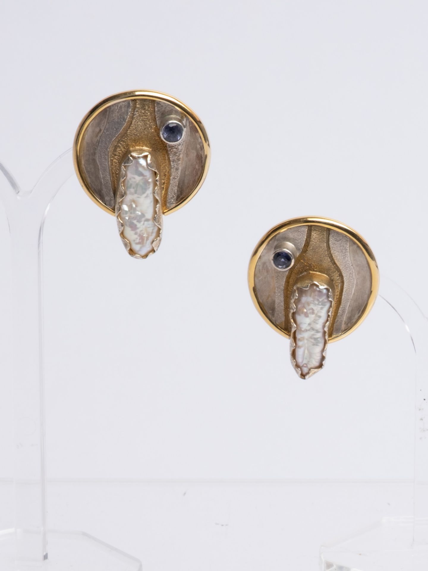 Paar Ohrstecker, Atelierarbeit, 18kt Gelbgold/ 925 Silber, Barockperlen, wohl Saphire - Bild 2 aus 2