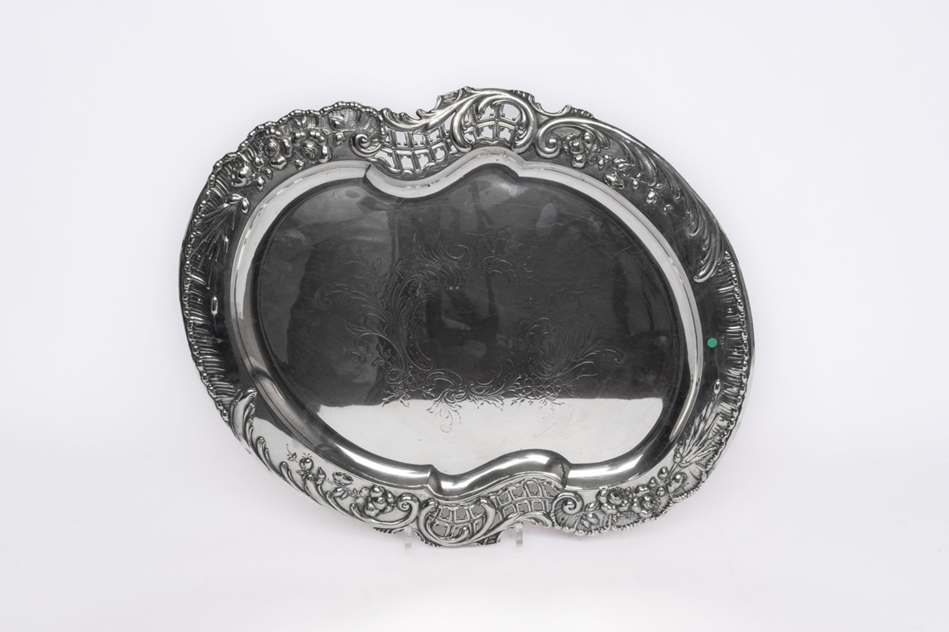 Tablett, Silber 800, Wien, 1886-1922, Eduard Friedmann, bewegte Form im Rokokodekor, Fahne mit Blüt