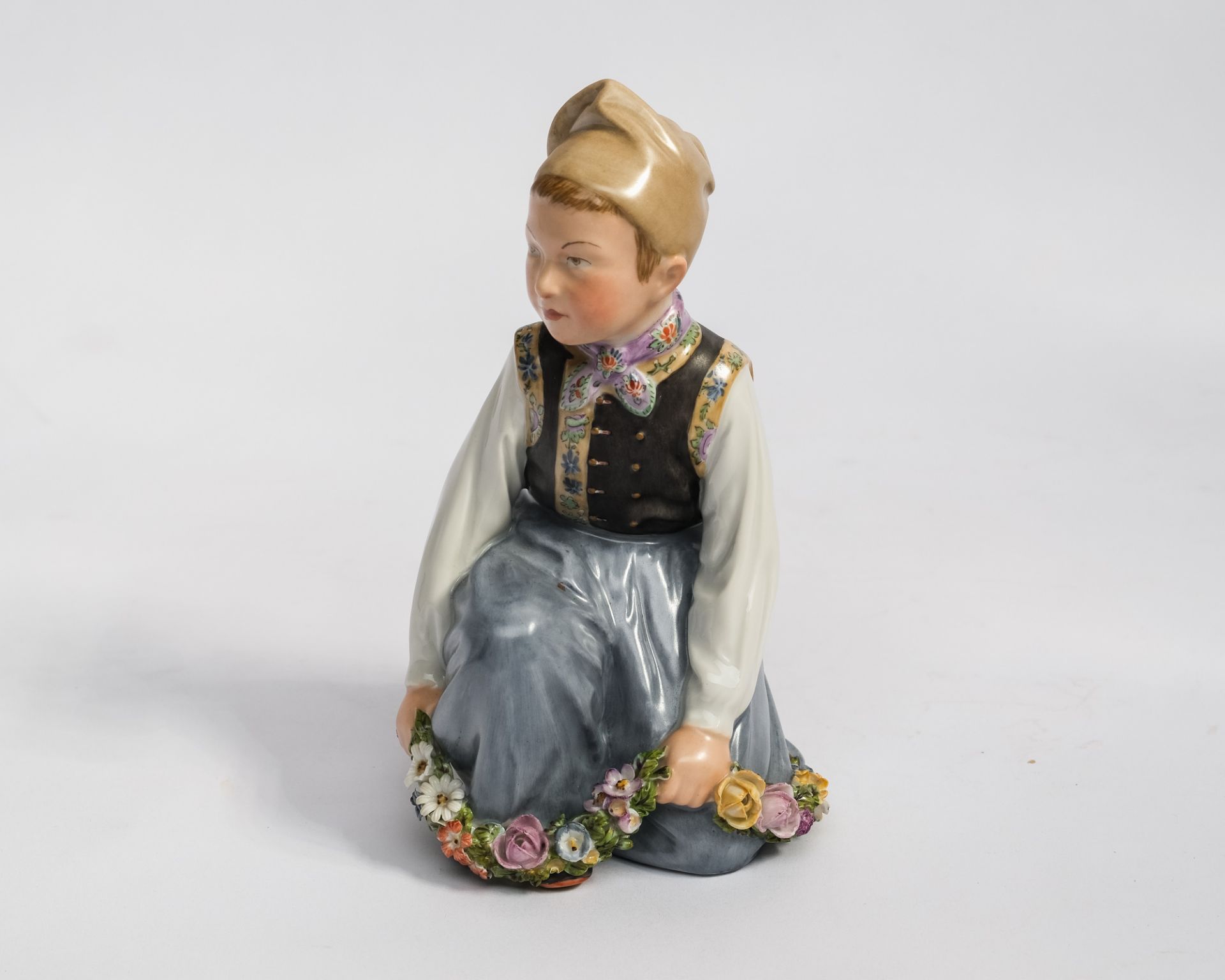 Porzellanfigur, "Junge von Amager", Royal Kopenhagen, Modellnummer 12414, polychrom und goldstaffie