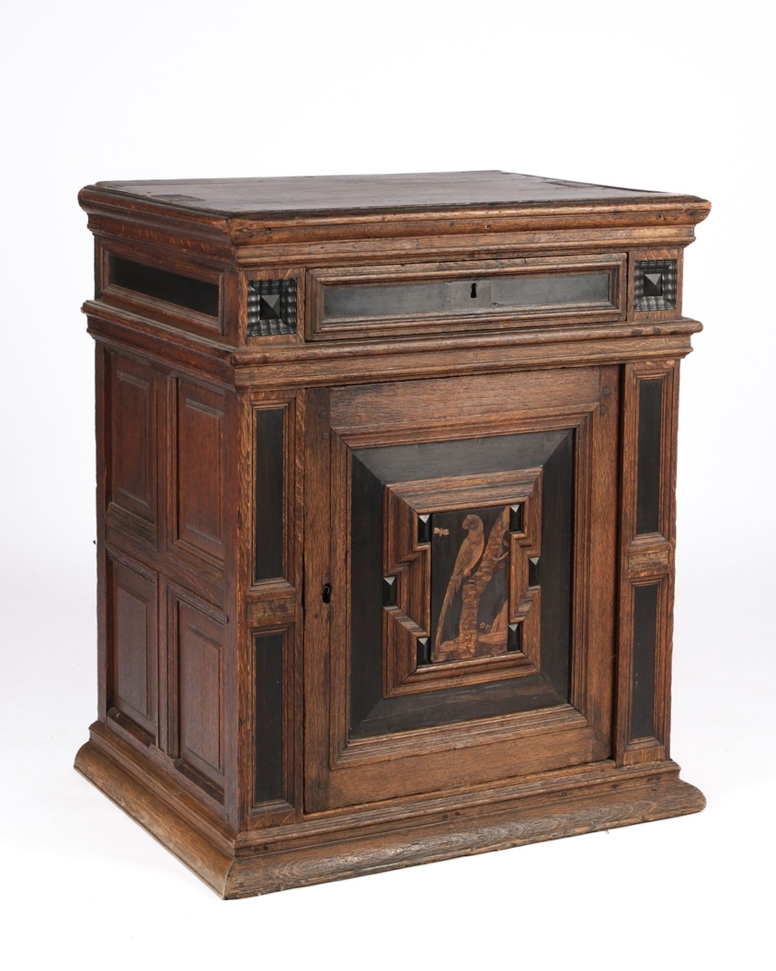 Frühbarocker Halbschrank, um 1700, Eiche, teils geschwärzte Füllungen, gerader kassettierter Korpus - Bild 2 aus 5