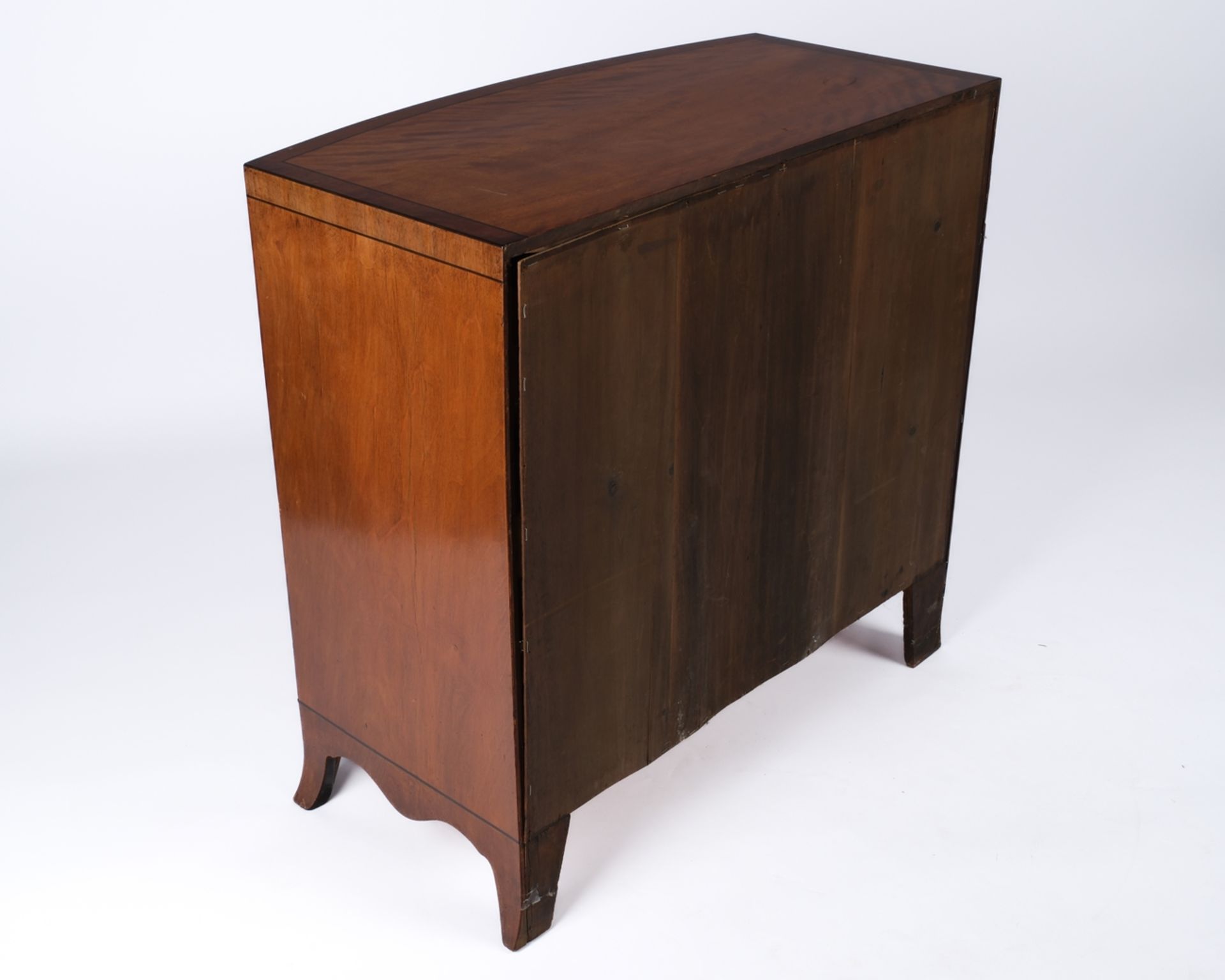 Kommode im George III-Stil, England, 20. Jh., Mahagoni geflammt, vierschübiger Korpus mit gebogter  - Bild 3 aus 3