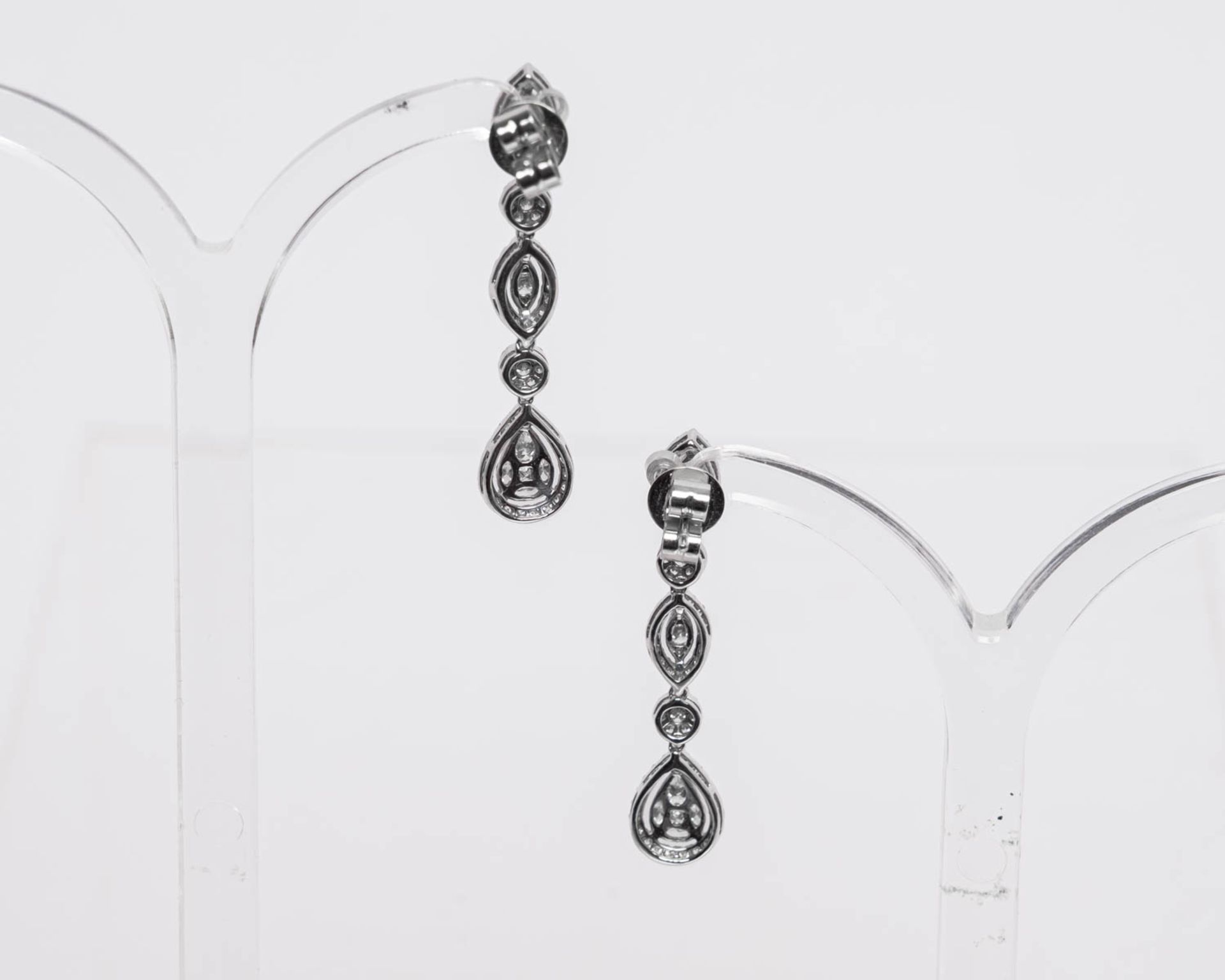 Paar Ohrstecker, als Hänger, 18kt Weißgold, Diamanten zus. ca. 1.30 ct., etwa tw-w/vsi-si, ca. 4.3  - Bild 2 aus 2