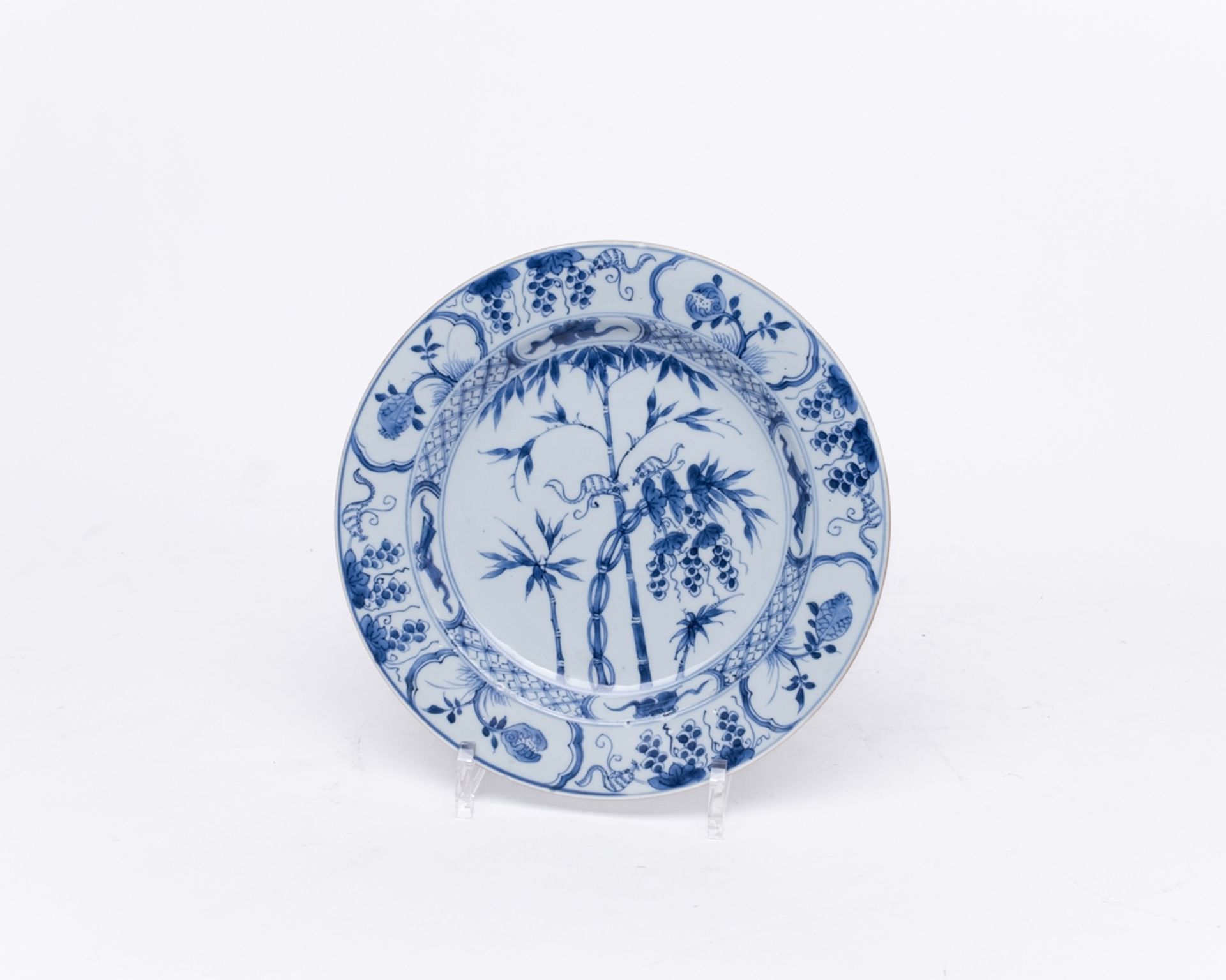 3 Teller, China, Qing-Dynastie, 18. Jh., Porzellan, verschiedene blau-weiße Dekore, 2x Eichhörnchen - Bild 6 aus 7