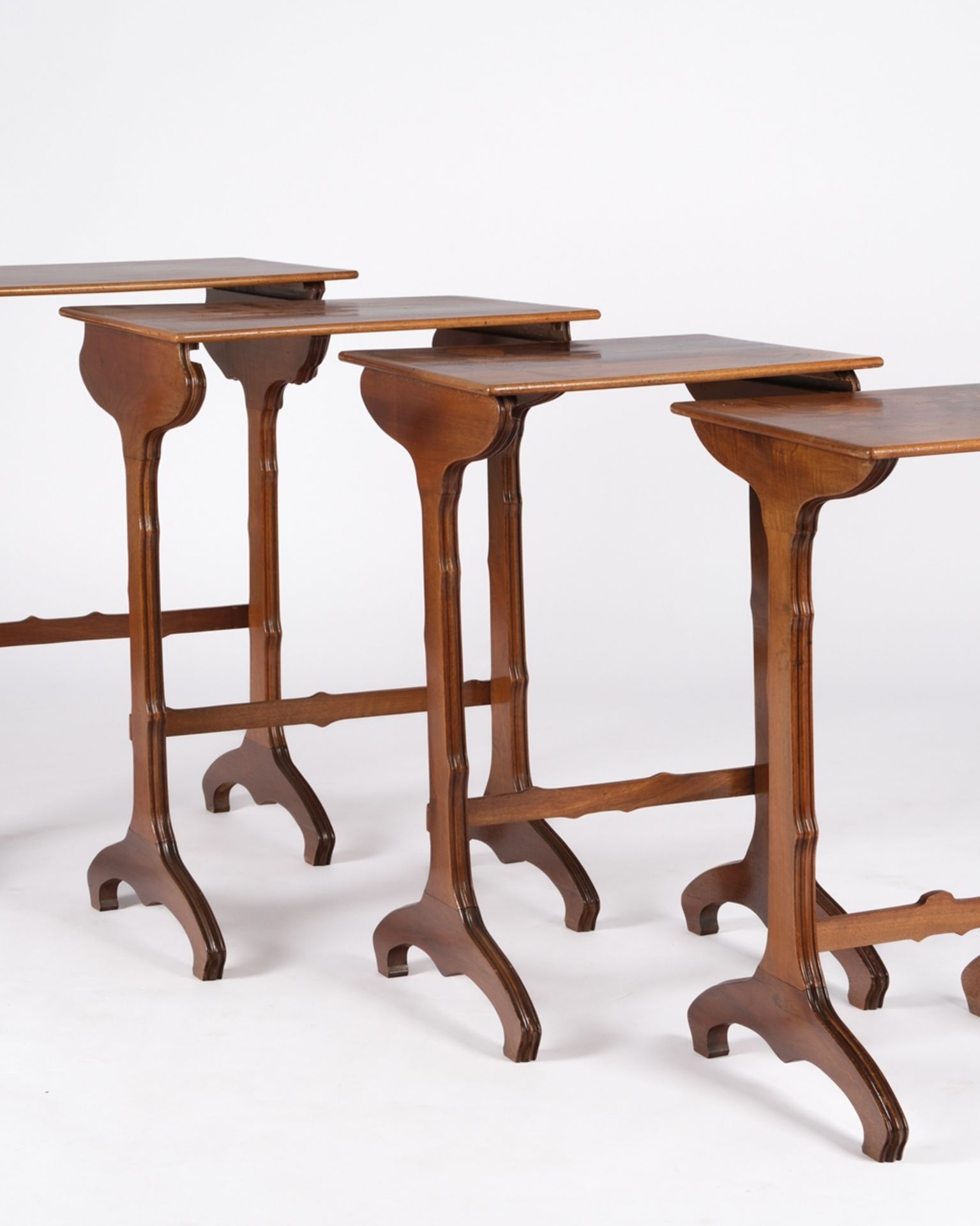 Vierteiliger Satztisch von Emile Gallé, Nancy, um 1900, Nussbaum und diverse eingelegte Edelhölzer, - Bild 4 aus 7