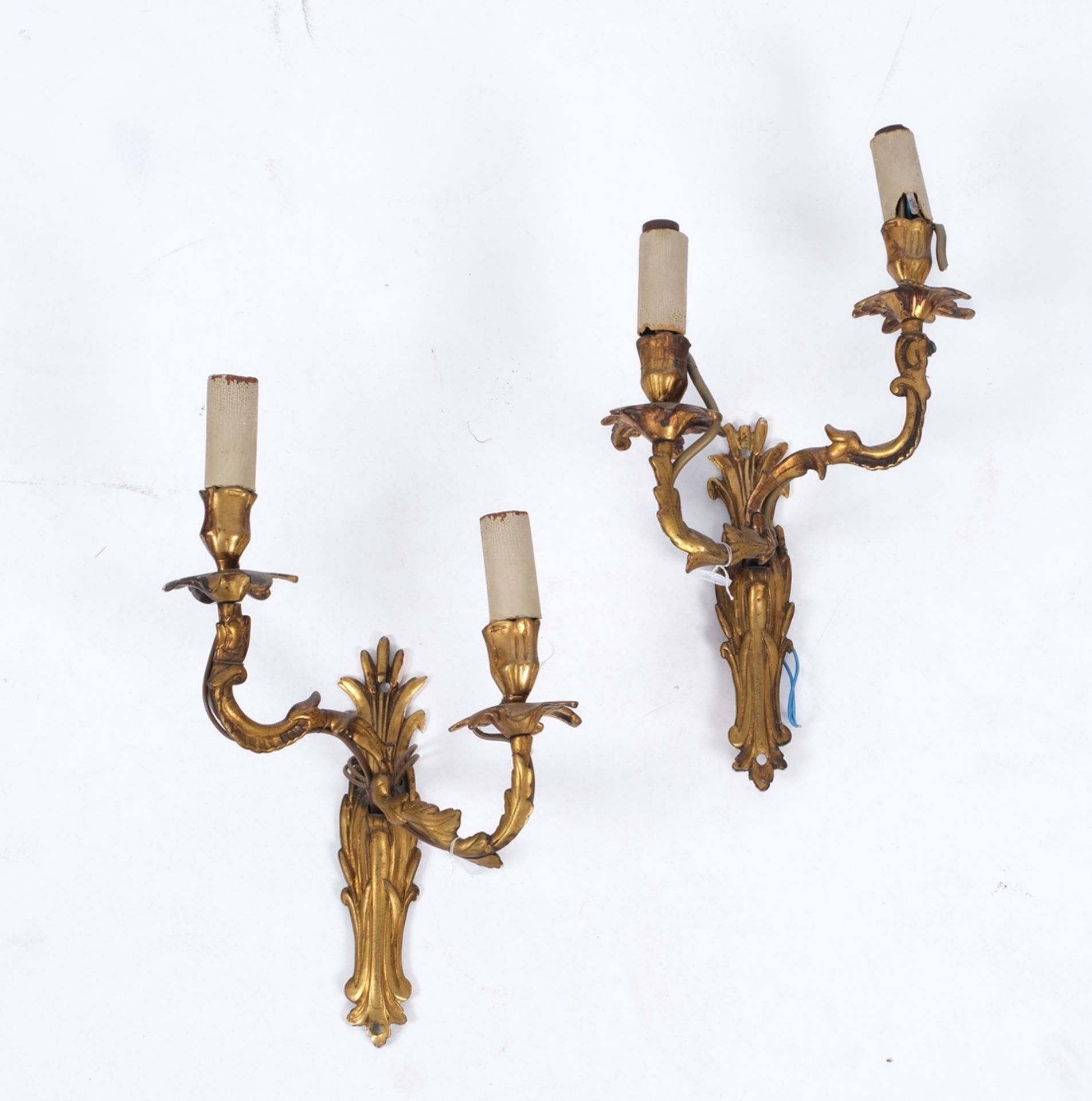 Paar Wandappliken, Louis XV, Bronze, reich geschweift mit floraler Ornamentik, je zweiflammig, elek