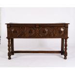 Konsoltisch oder Anrichte im Stil des spanischen Barock, 18. oder 20. Jh., Eiche, Platte mit zwei Z