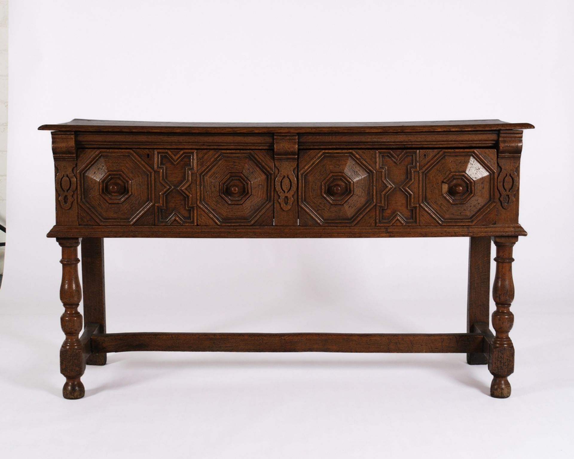 Konsoltisch oder Anrichte im Stil des spanischen Barock, 18. oder 20. Jh., Eiche, Platte mit zwei Z