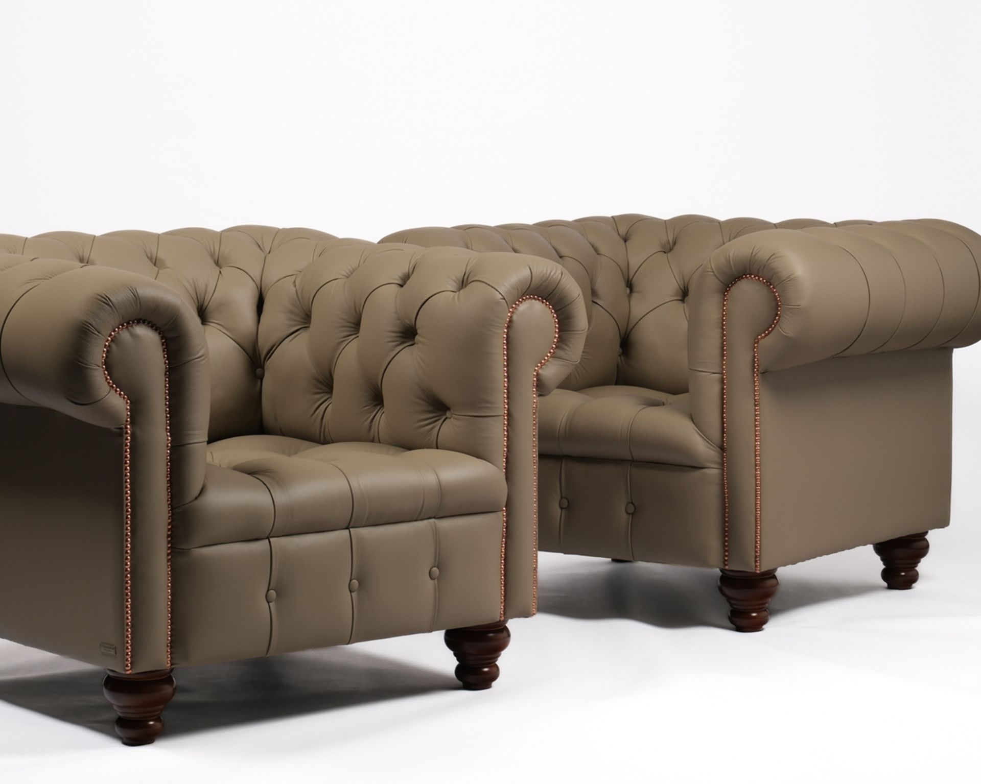 Paar Chesterfield-Sessel, Ausführung Fa. von Wilmowsky, taupe-farbener gesteppter Lederbezug, neuwe - Bild 2 aus 4