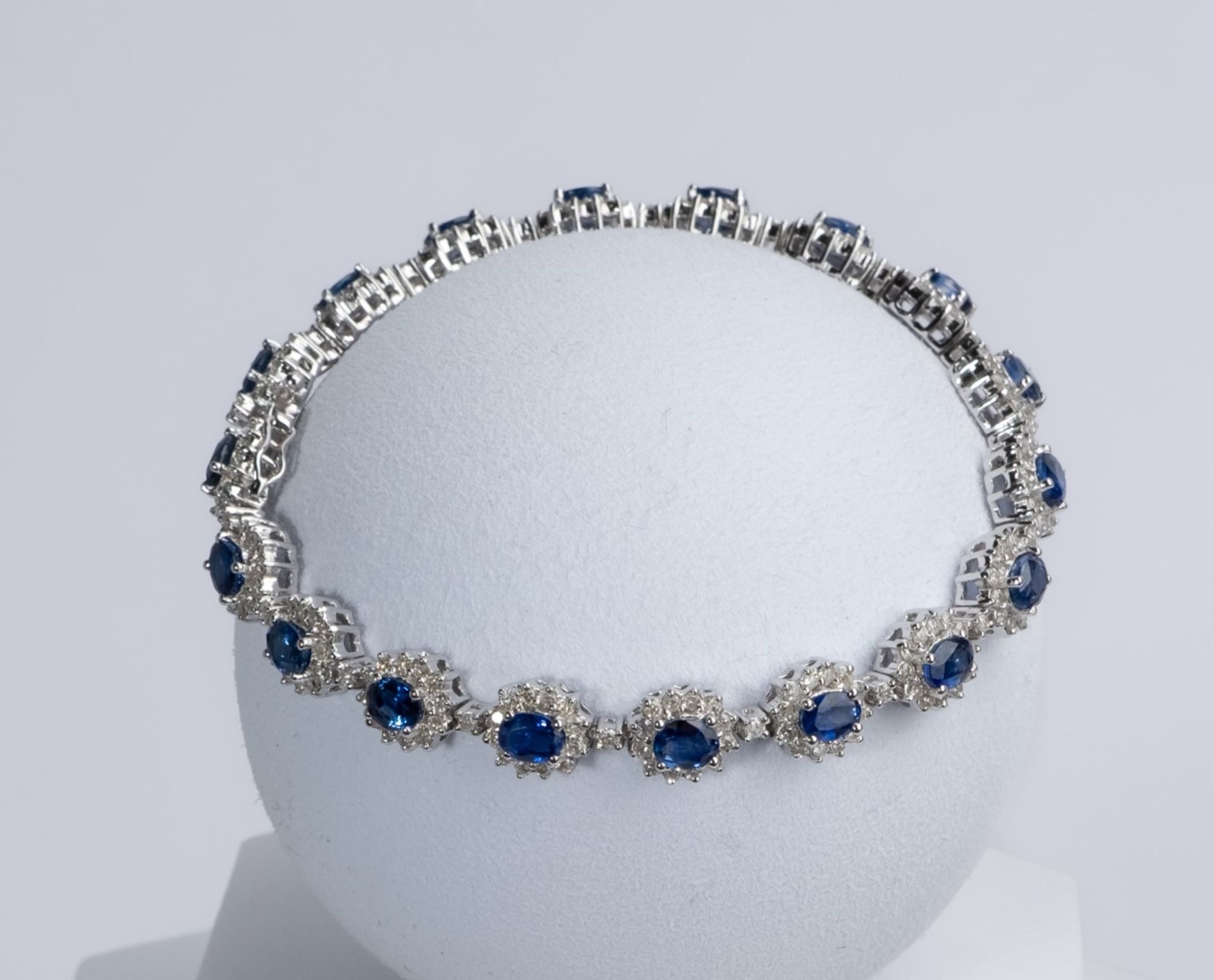 Armband, 18kt Weißgold, 18 Saphire zus. ca. 8.34 ct., Brillanten zus. ca.  2.95 ct., ca. 25.7 g, ca