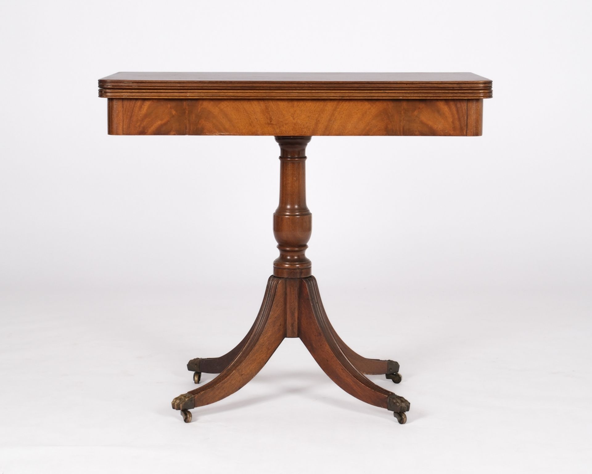 Spieltisch, England, 20. Jh., Mahagoni, Platte dreh- u. aufklappbar, Balusterschaft über vierpassig