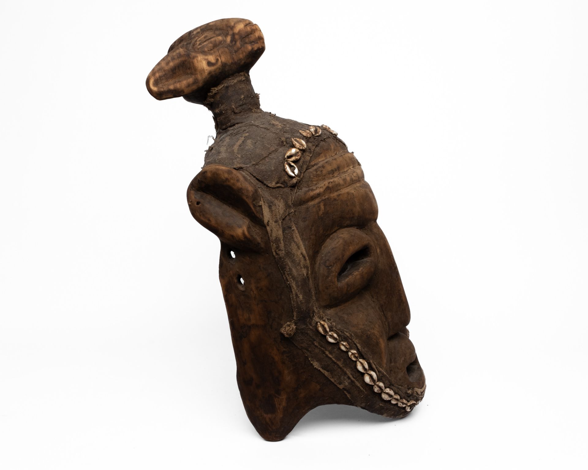 Maske, Afrika, Holz, Jute und Kauri-Muscheln, Gesicht mit einem Kopfaufsatz, 60 cm hoch - Bild 2 aus 4