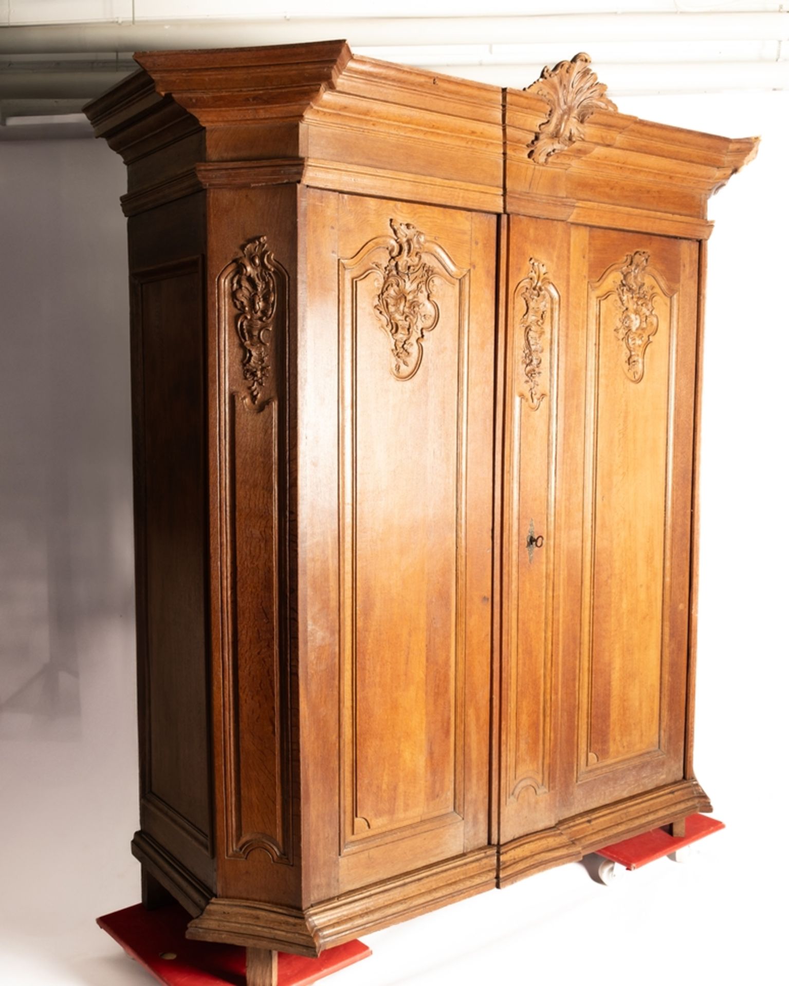 Barocker Dielenschrank, Aachen, 2. Hälfte 18. Jh., Eiche, zweitüriger Korpus mit geschrägten Ecken  - Bild 3 aus 4