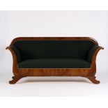 Biedermeierliches Sofa, 1. Viertel 19. Jh., Kirschbaum, allseitiger grüner Polsterbezug, frei stell