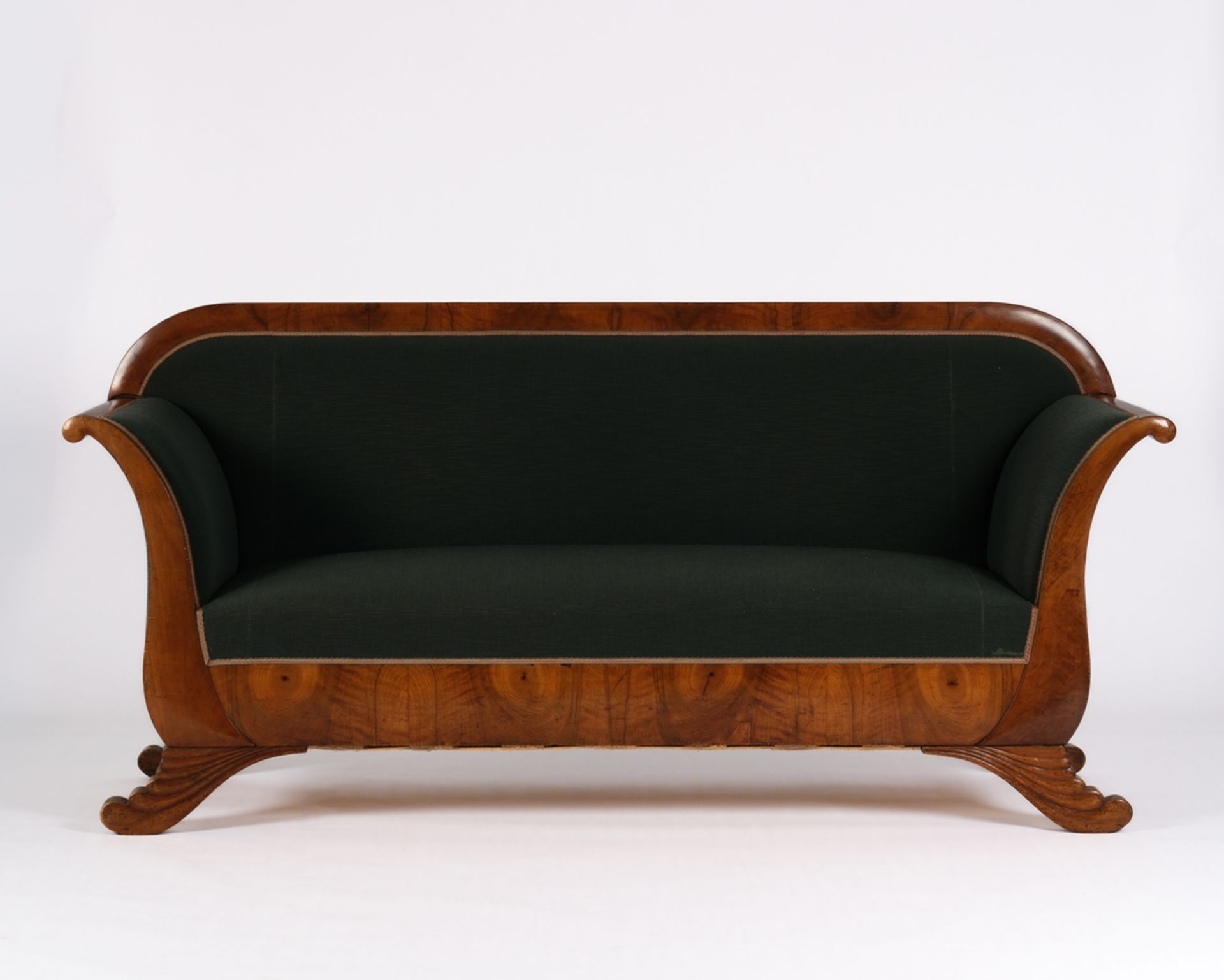 Biedermeierliches Sofa, 1. Viertel 19. Jh., Kirschbaum, allseitiger grüner Polsterbezug, frei stell